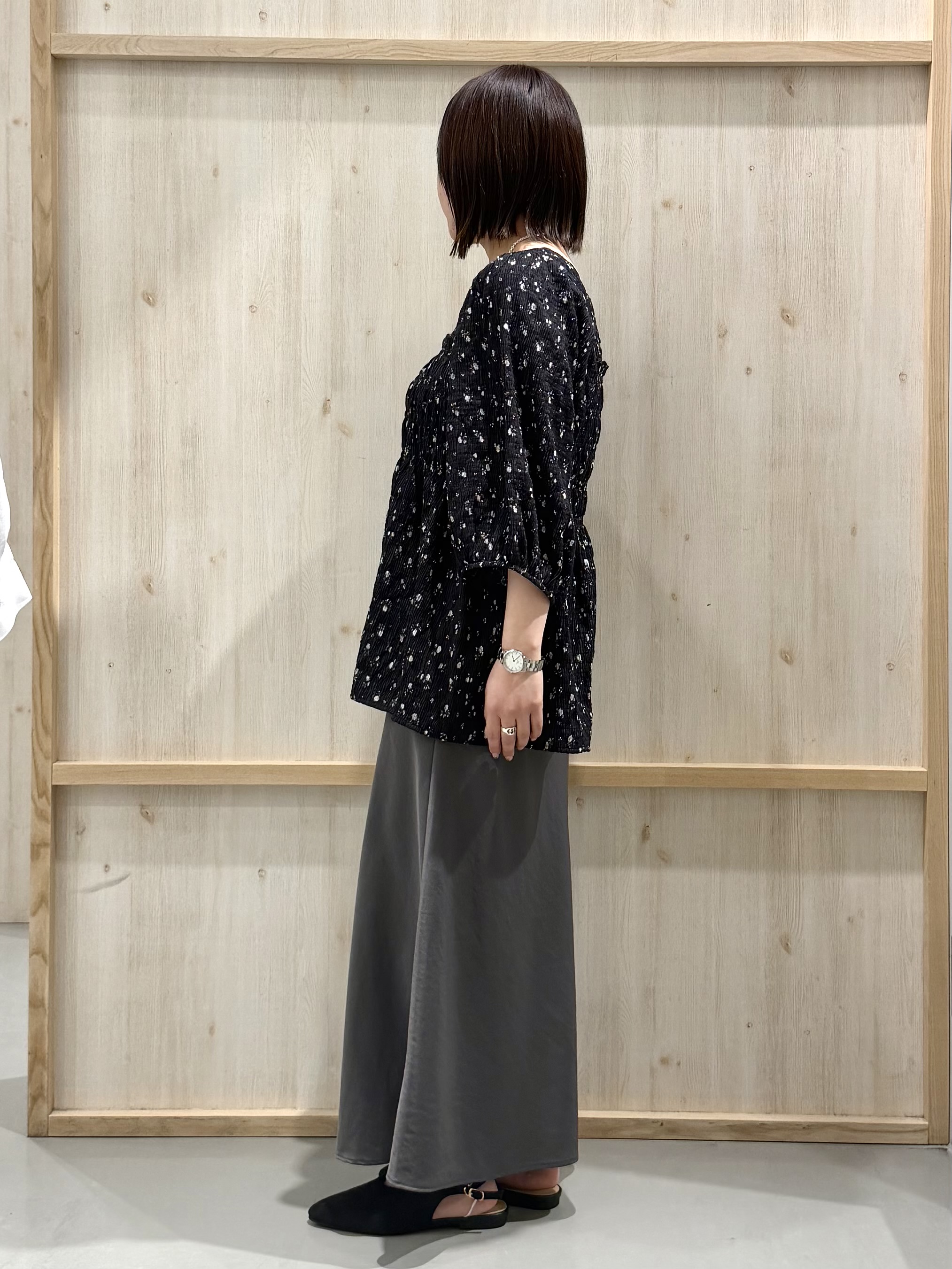 nanaさんの「THE SHOP TK｜大人のフェミニンスタイルに 花柄楊柳シャーリングブラウス」を使ったコーディネート