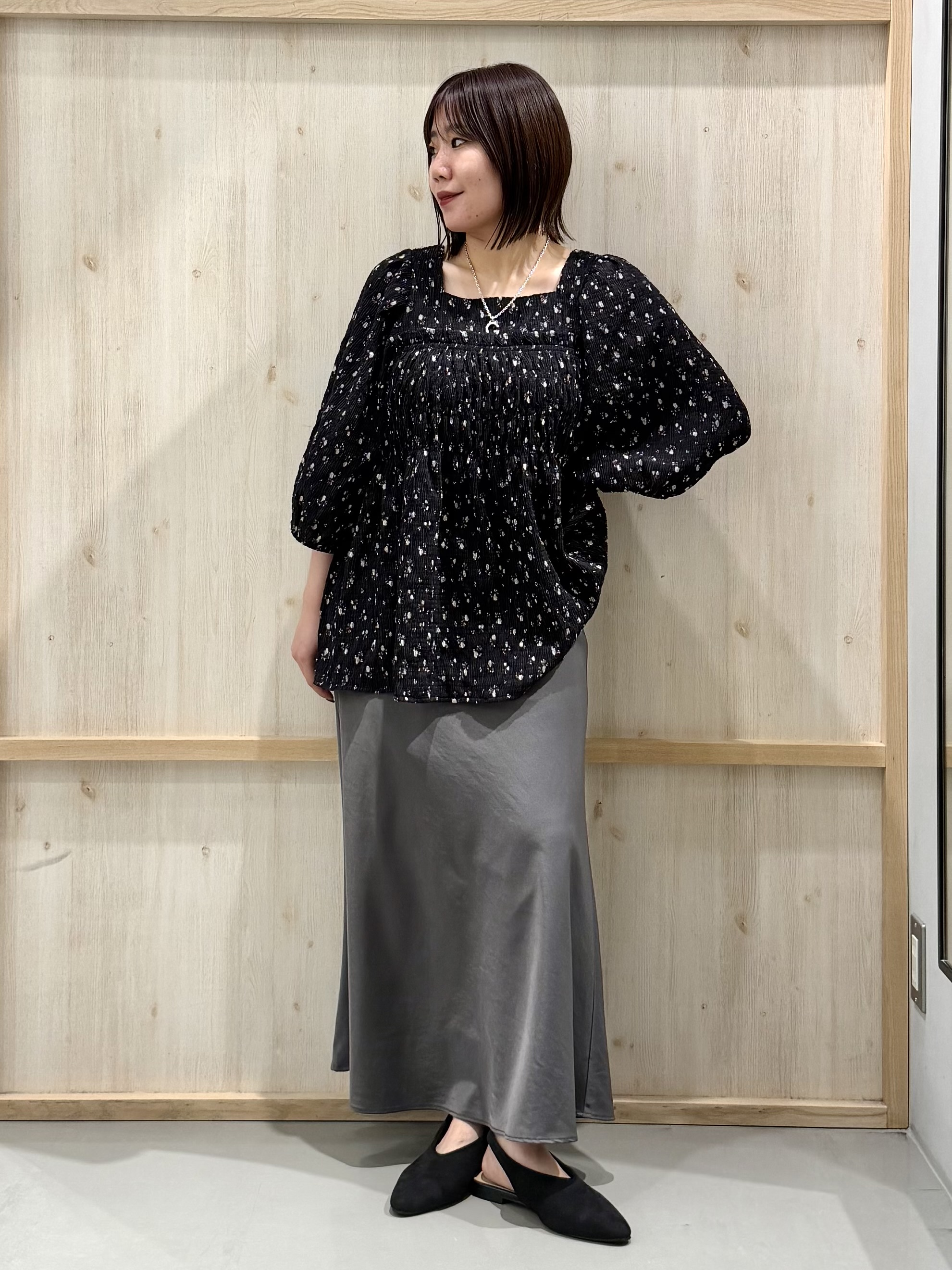 nanaさんの「THE SHOP TK｜大人のフェミニンスタイルに 花柄楊柳シャーリングブラウス」を使ったコーディネート