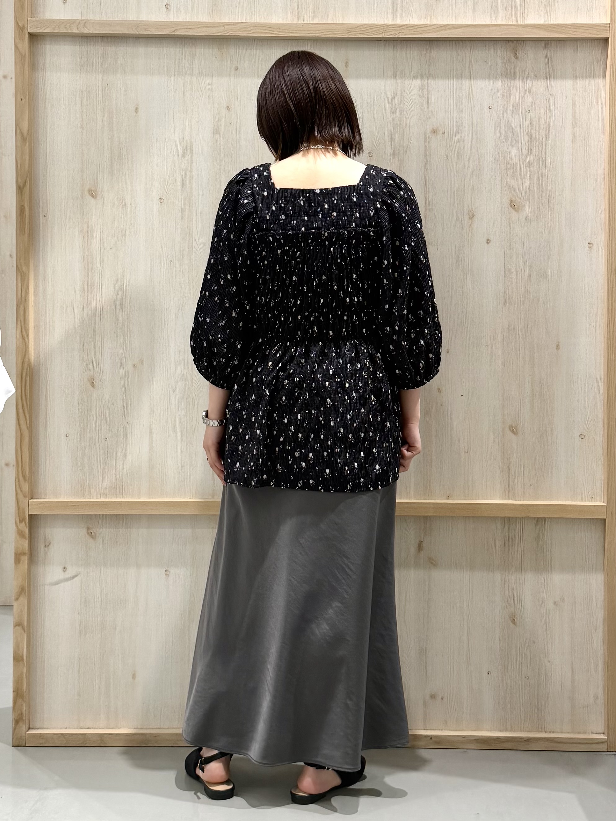 nanaさんの「THE SHOP TK｜大人のフェミニンスタイルに 花柄楊柳シャーリングブラウス」を使ったコーディネート