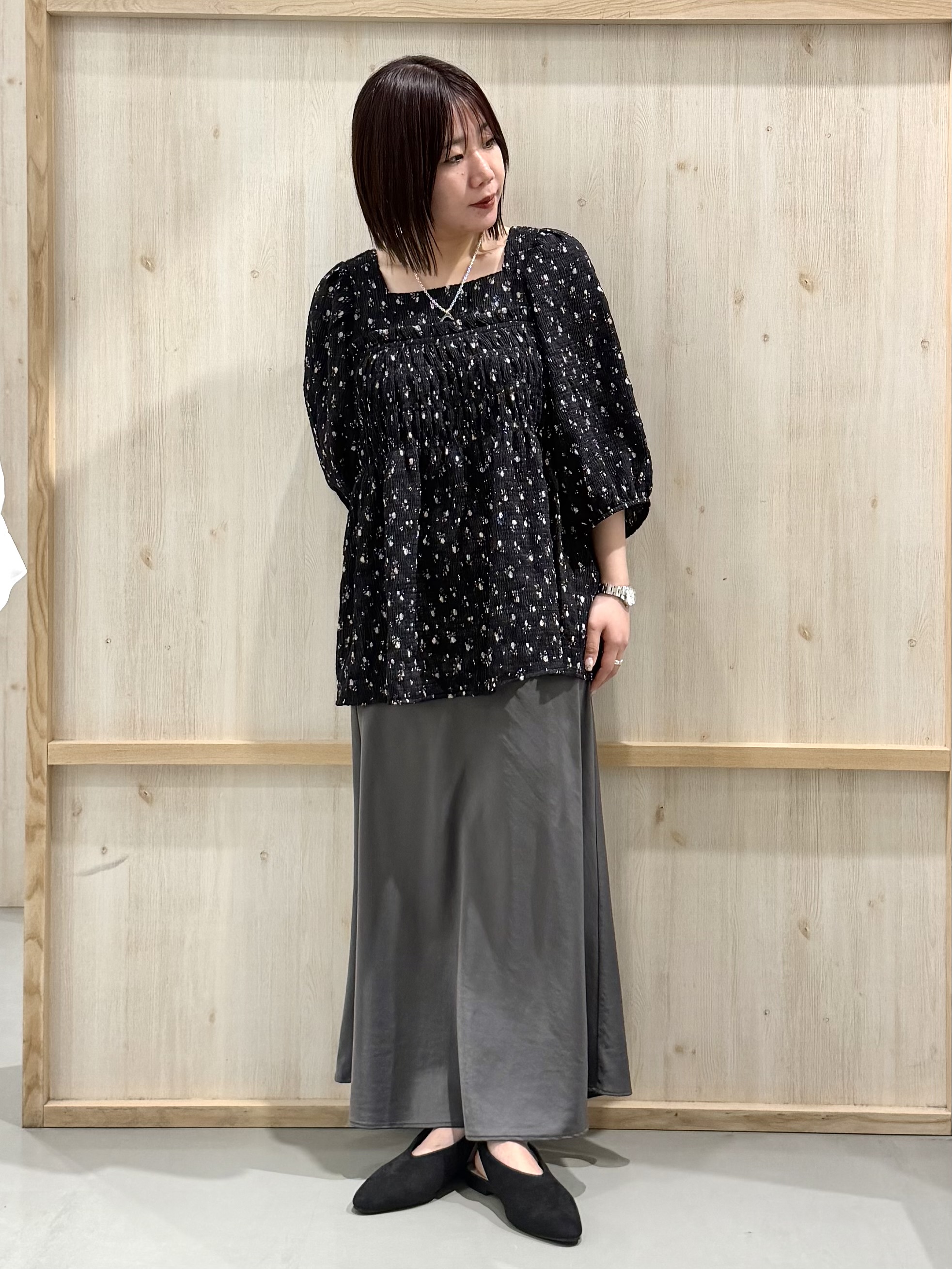 nanaさんの「THE SHOP TK｜大人のフェミニンスタイルに 花柄楊柳シャーリングブラウス」を使ったコーディネート