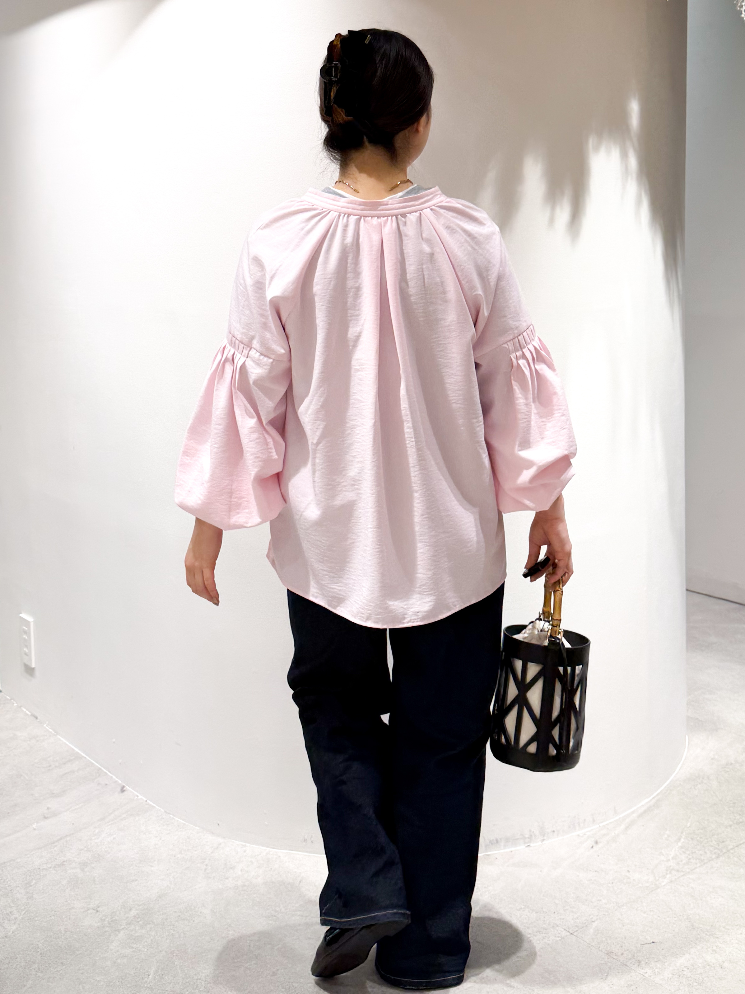 かりんさんの「OPAQUE.CLIP｜スキッパーボリュームスリーブブラウス【洗濯機OK】」を使ったコーディネート