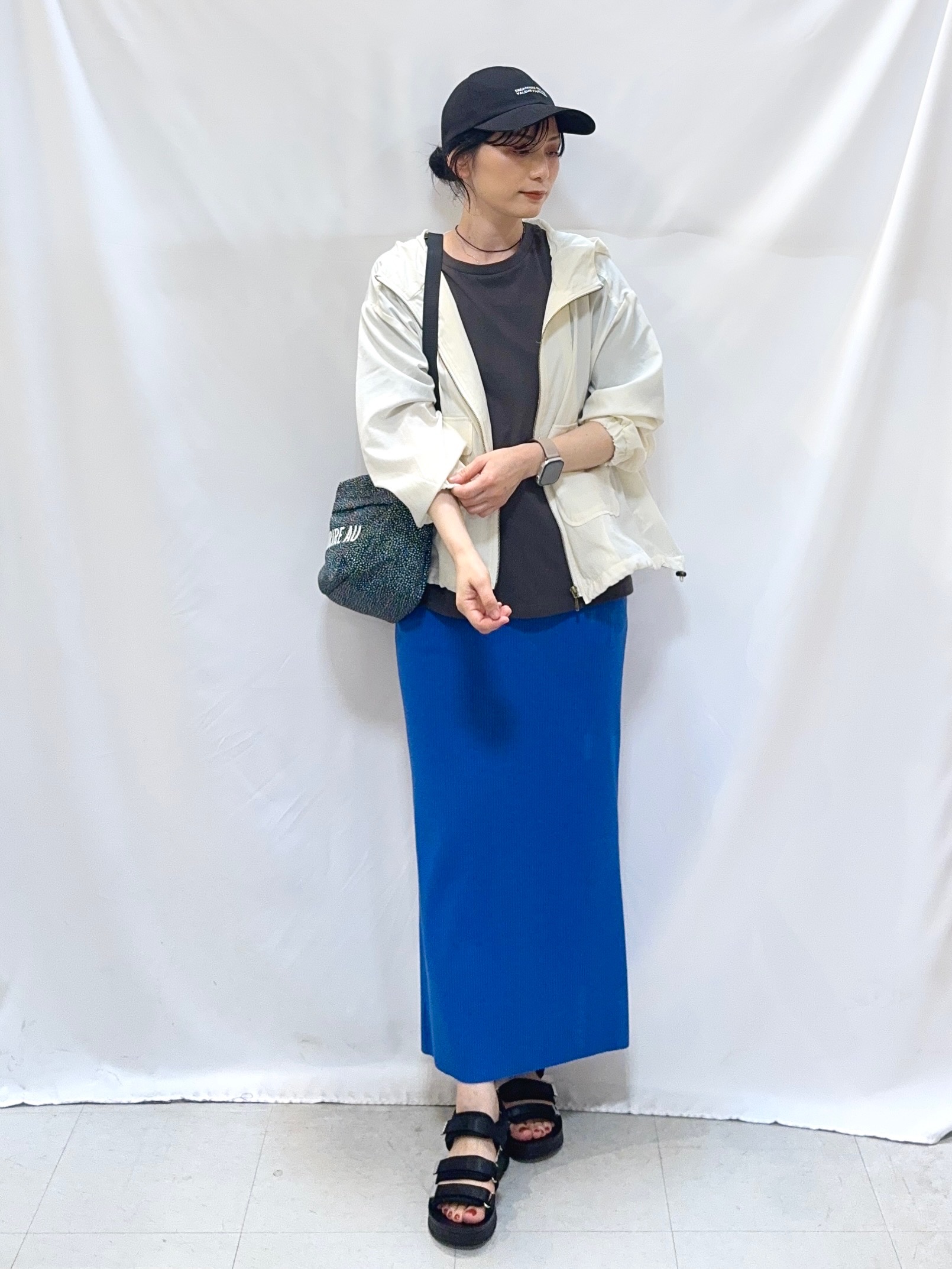 𝐇𝐢𝐫𝐨𝐦𝐢さんの「SHOO･LA･RUE｜【S-LL/UV】季節の変わり目に ゴールドパーツが上品なフード付きブルゾン」を使ったコーディネート