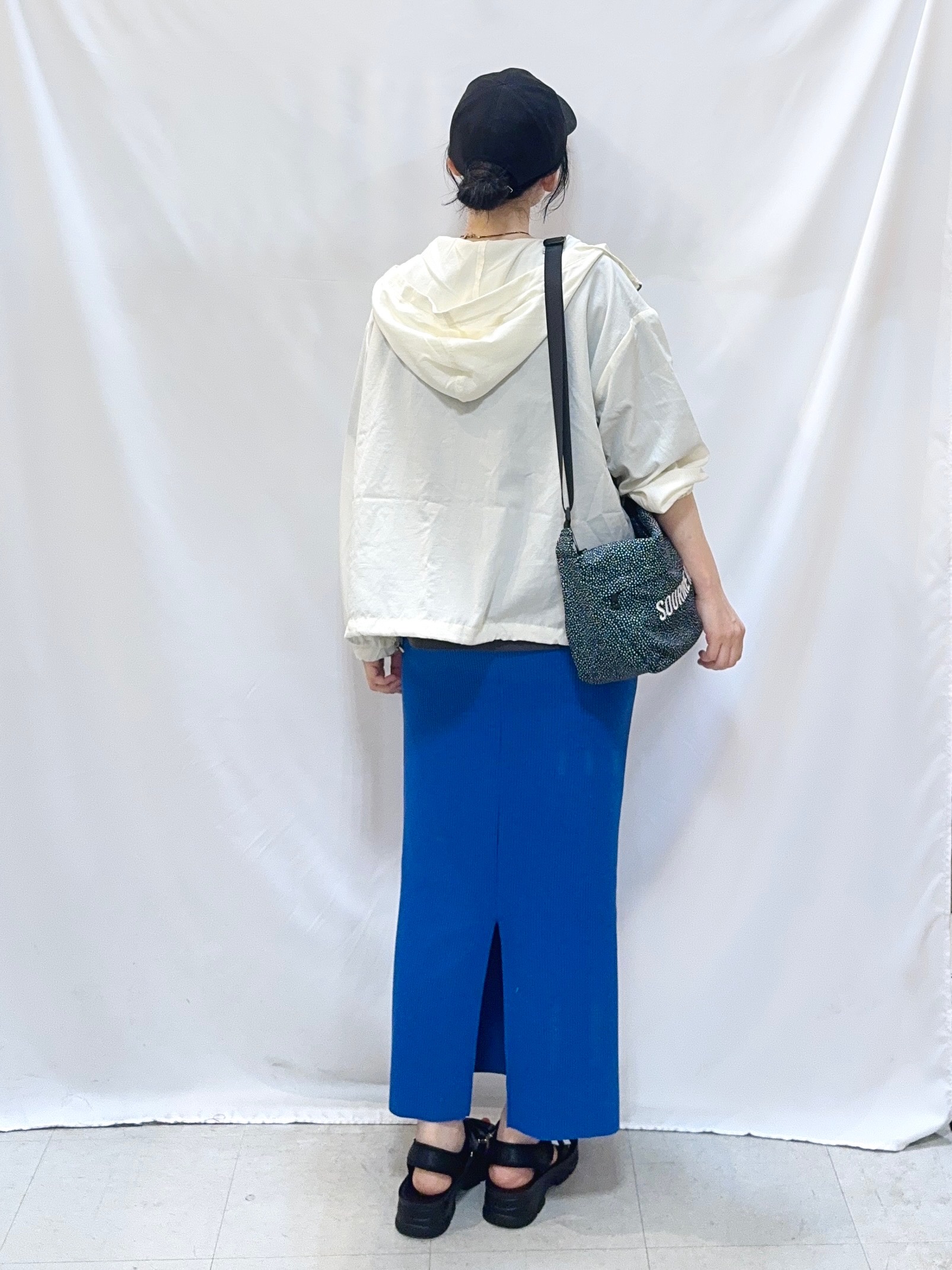 𝐇𝐢𝐫𝐨𝐦𝐢さんの「SHOO･LA･RUE｜【S-LL/UV】季節の変わり目に ゴールドパーツが上品なフード付きブルゾン」を使ったコーディネート