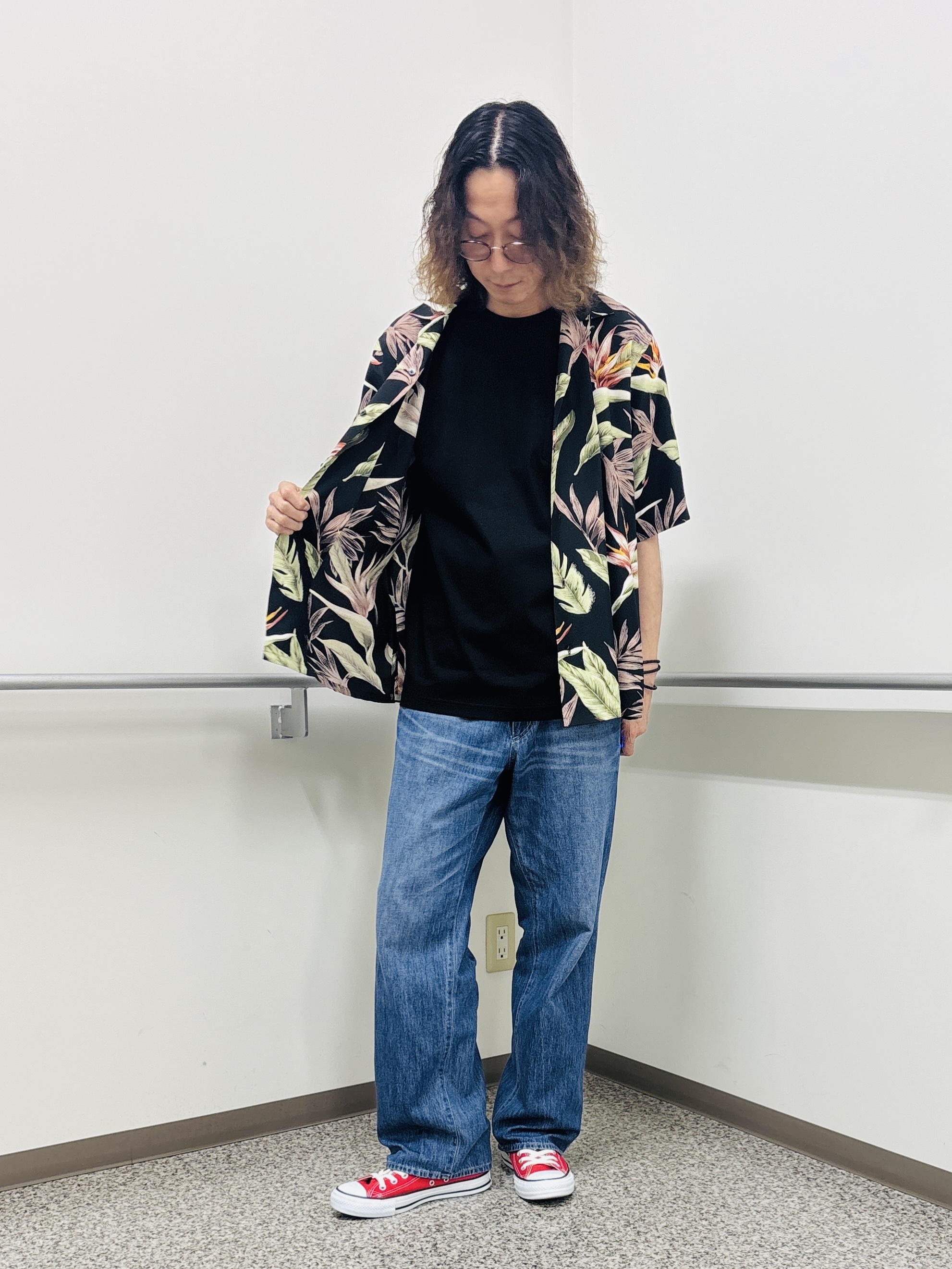 おーのさんの「TAKEO KIKUCHI｜【BOWLER HAT LABEL】トロピカルフローラル レーヨンシャツ」を使ったコーディネート