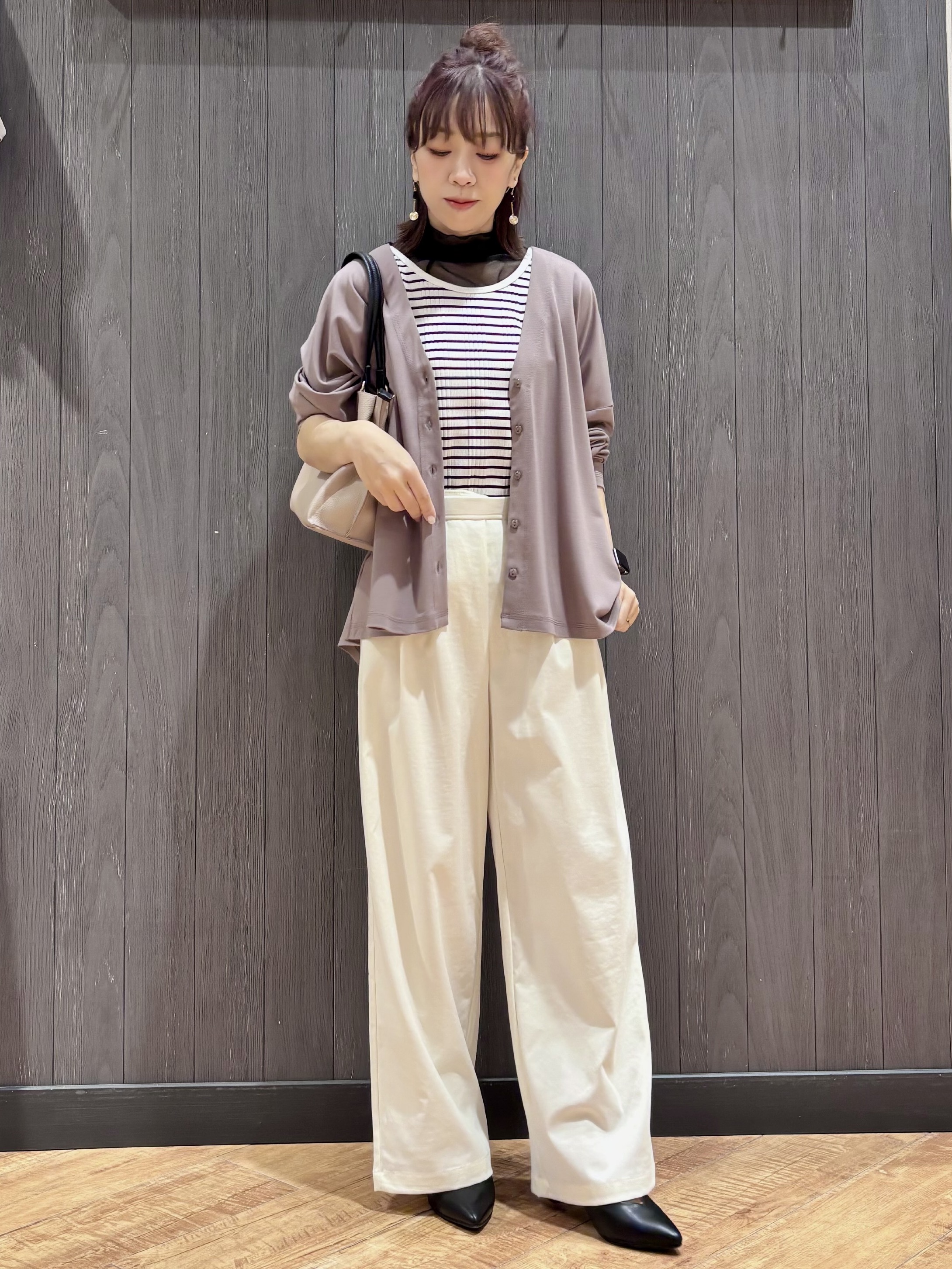 meiさんの「SHOO･LA･RUE｜【S-LL/UV】手の甲まで隠れる 指穴付き とろみVネックカーディガン」を使ったコーディネート