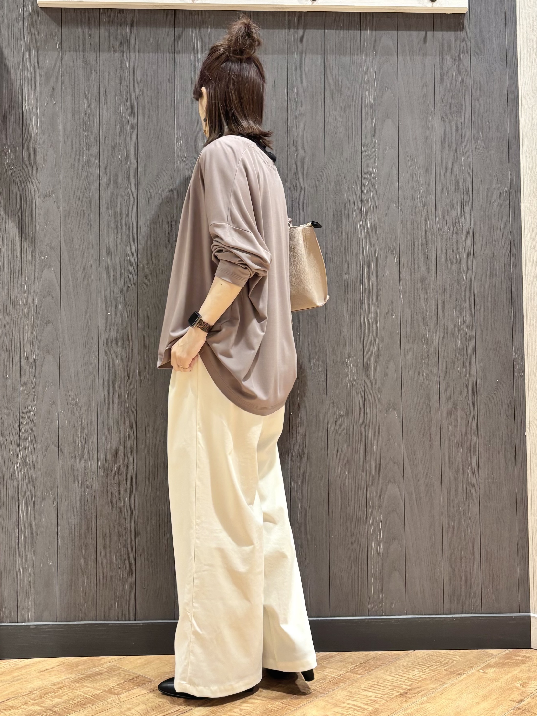 meiさんの「SHOO･LA･RUE｜【S-LL/UV】手の甲まで隠れる 指穴付き とろみVネックカーディガン」を使ったコーディネート