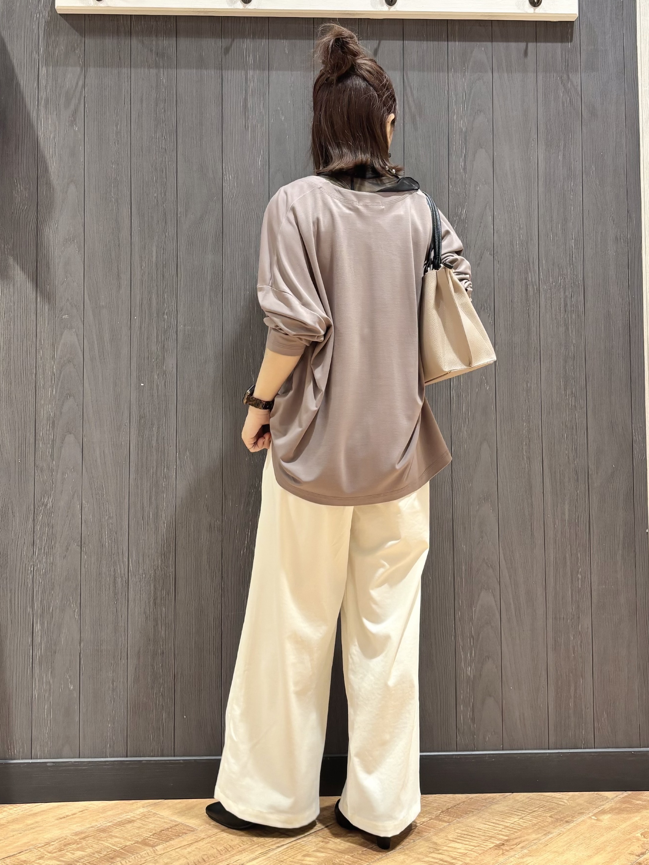 meiさんの「SHOO･LA･RUE｜【S-LL/UV】手の甲まで隠れる 指穴付き とろみVネックカーディガン」を使ったコーディネート