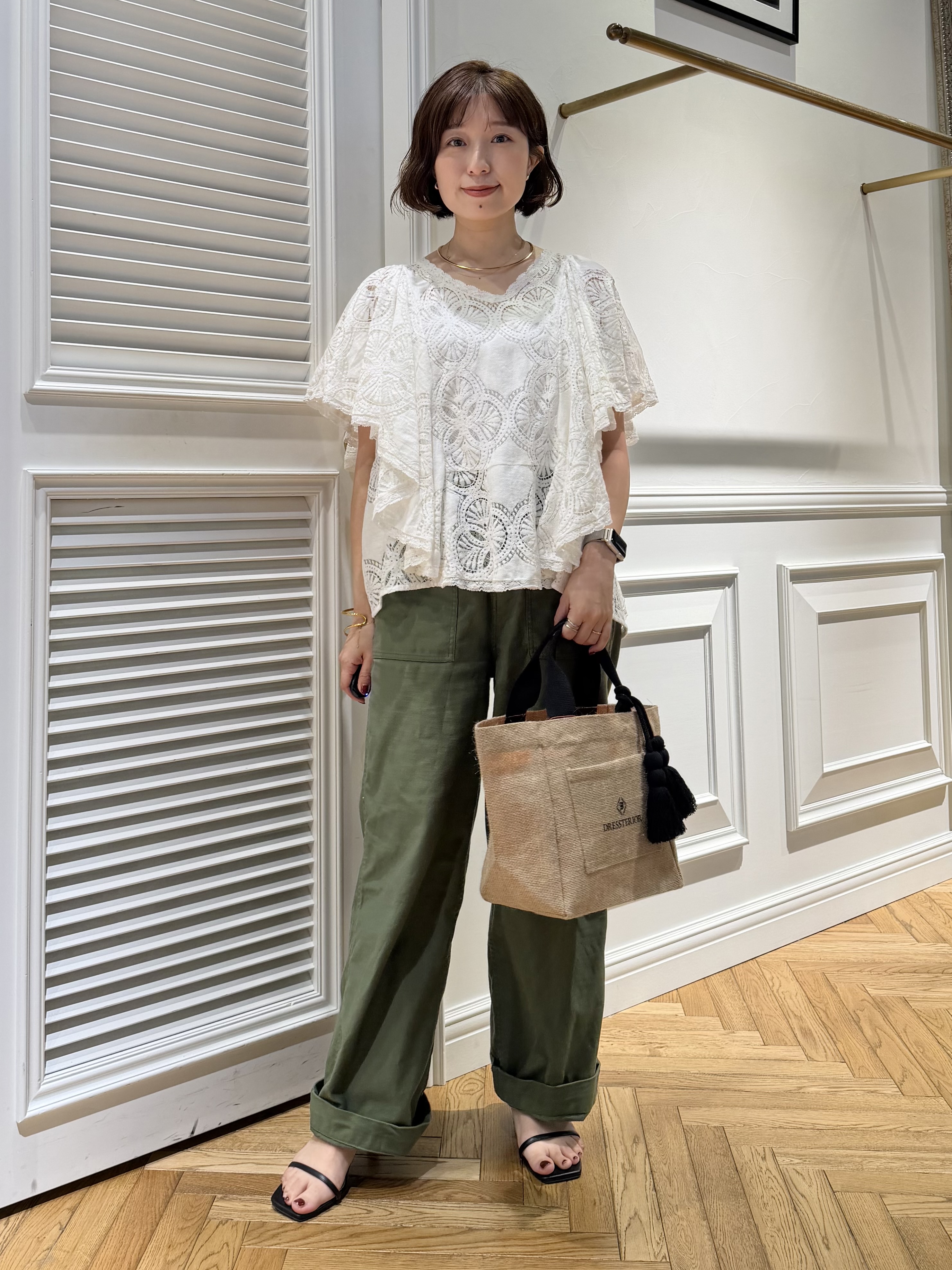 つじ まこさんの「DRESSTERIOR｜ラッセルレース ブラウス」を使ったコーディネート