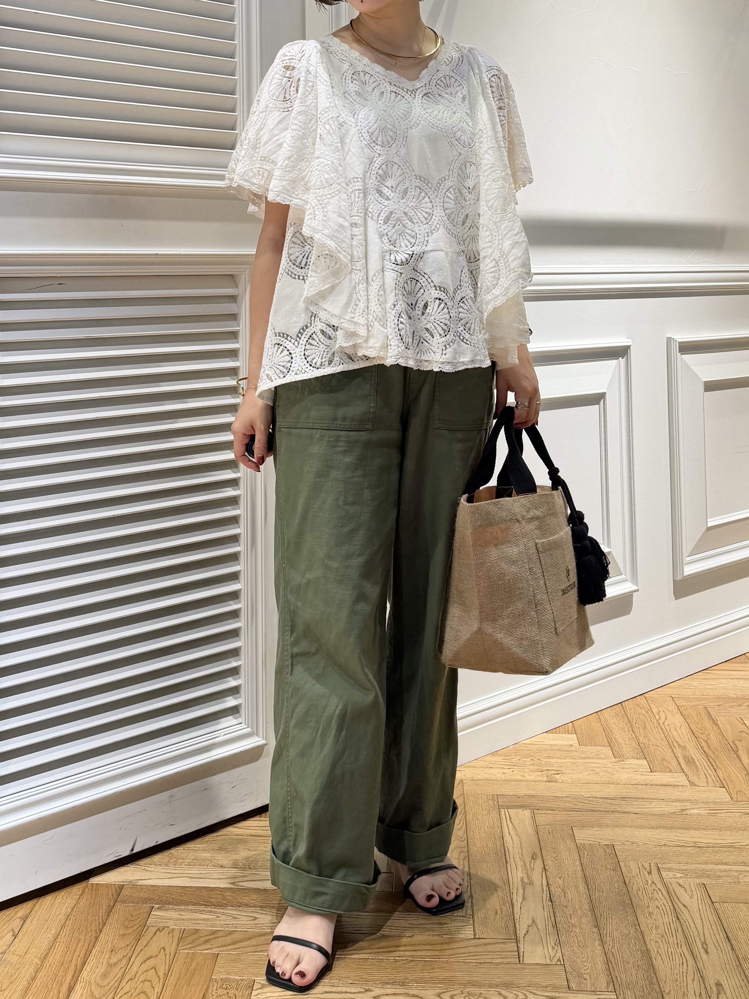 つじ まこさんの「DRESSTERIOR｜ラッセルレース ブラウス」を使ったコーディネート