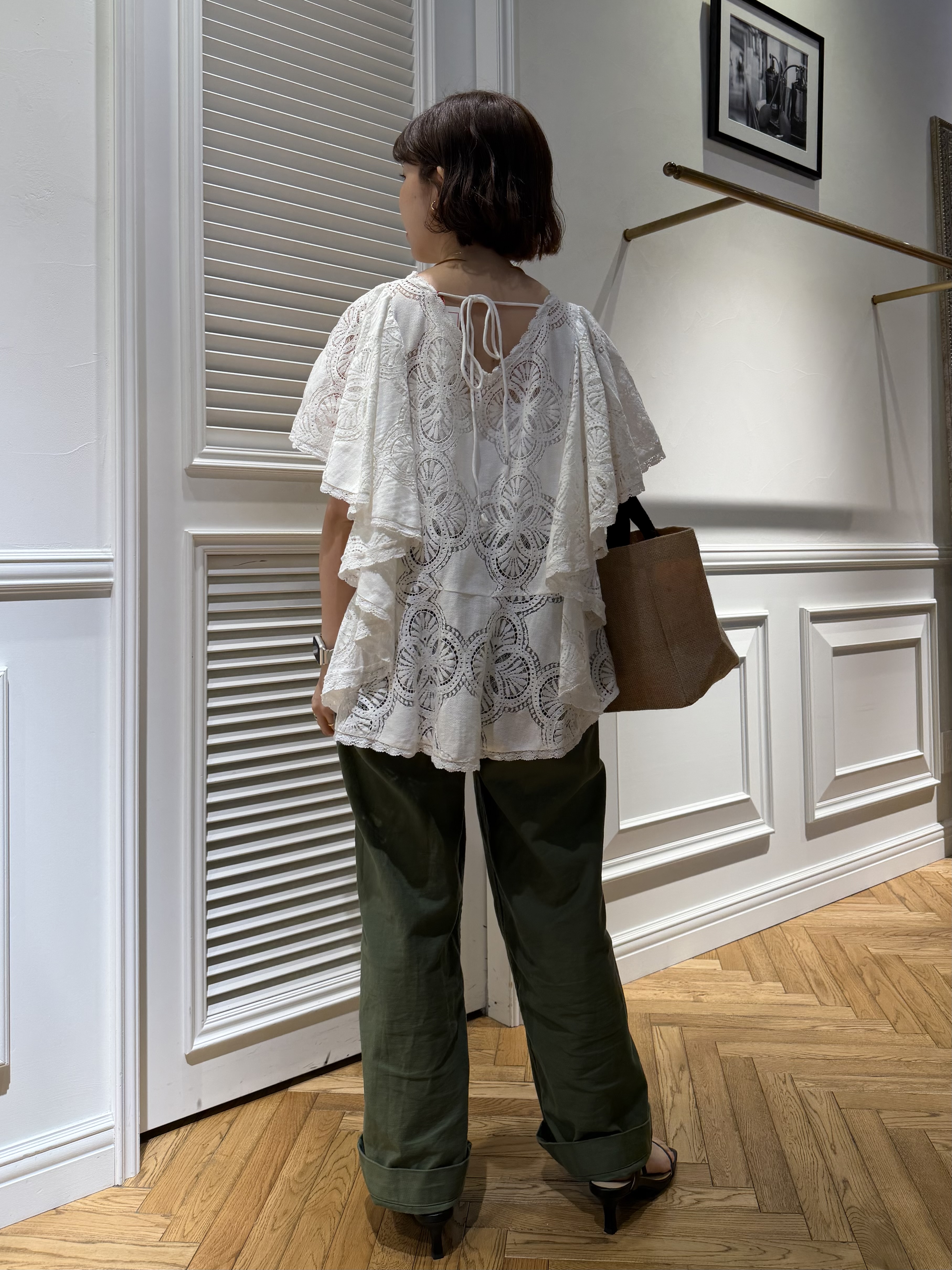 つじ まこさんの「DRESSTERIOR｜ラッセルレース ブラウス」を使ったコーディネート