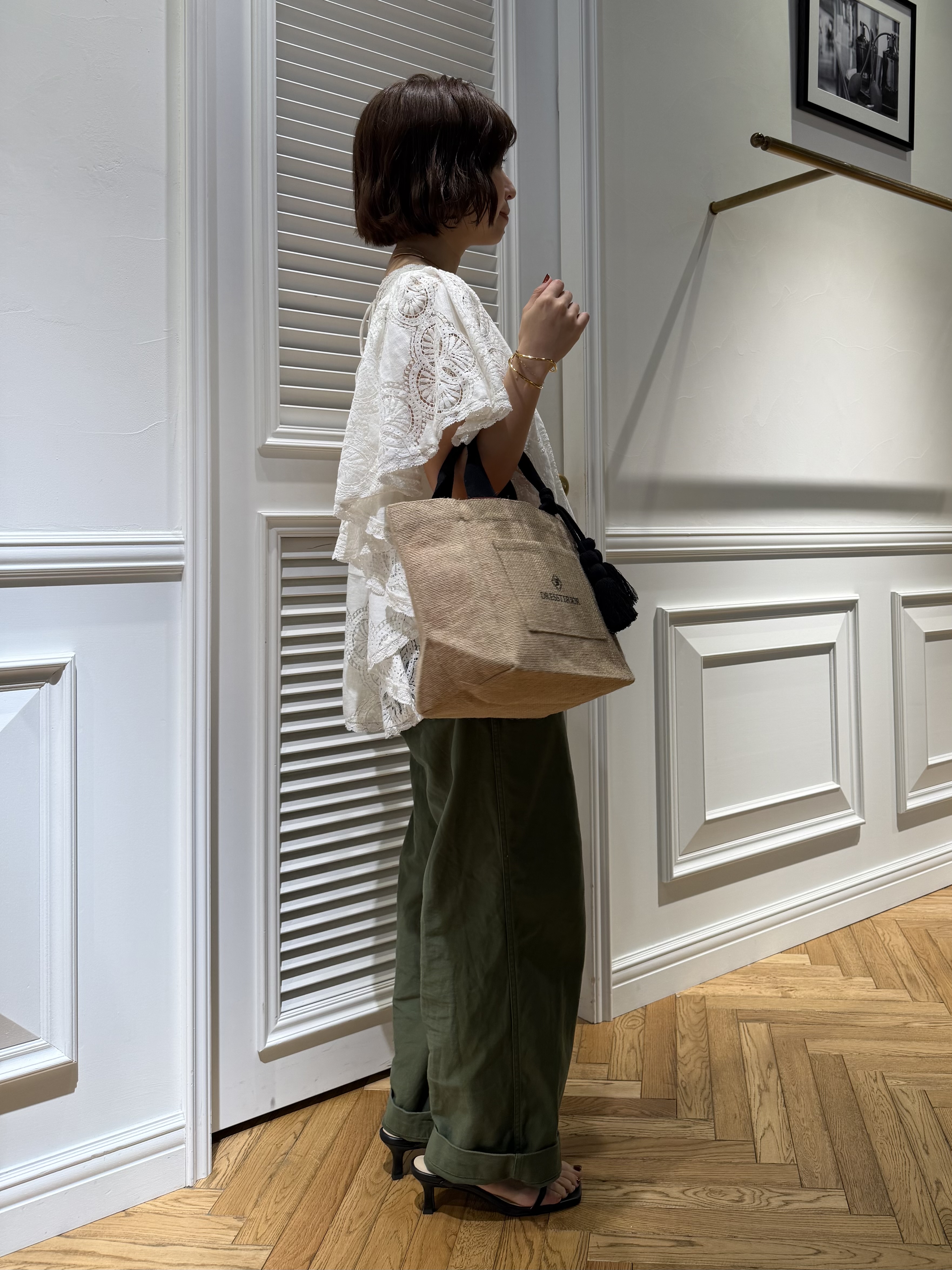つじ まこさんの「DRESSTERIOR｜ラッセルレース ブラウス」を使ったコーディネート