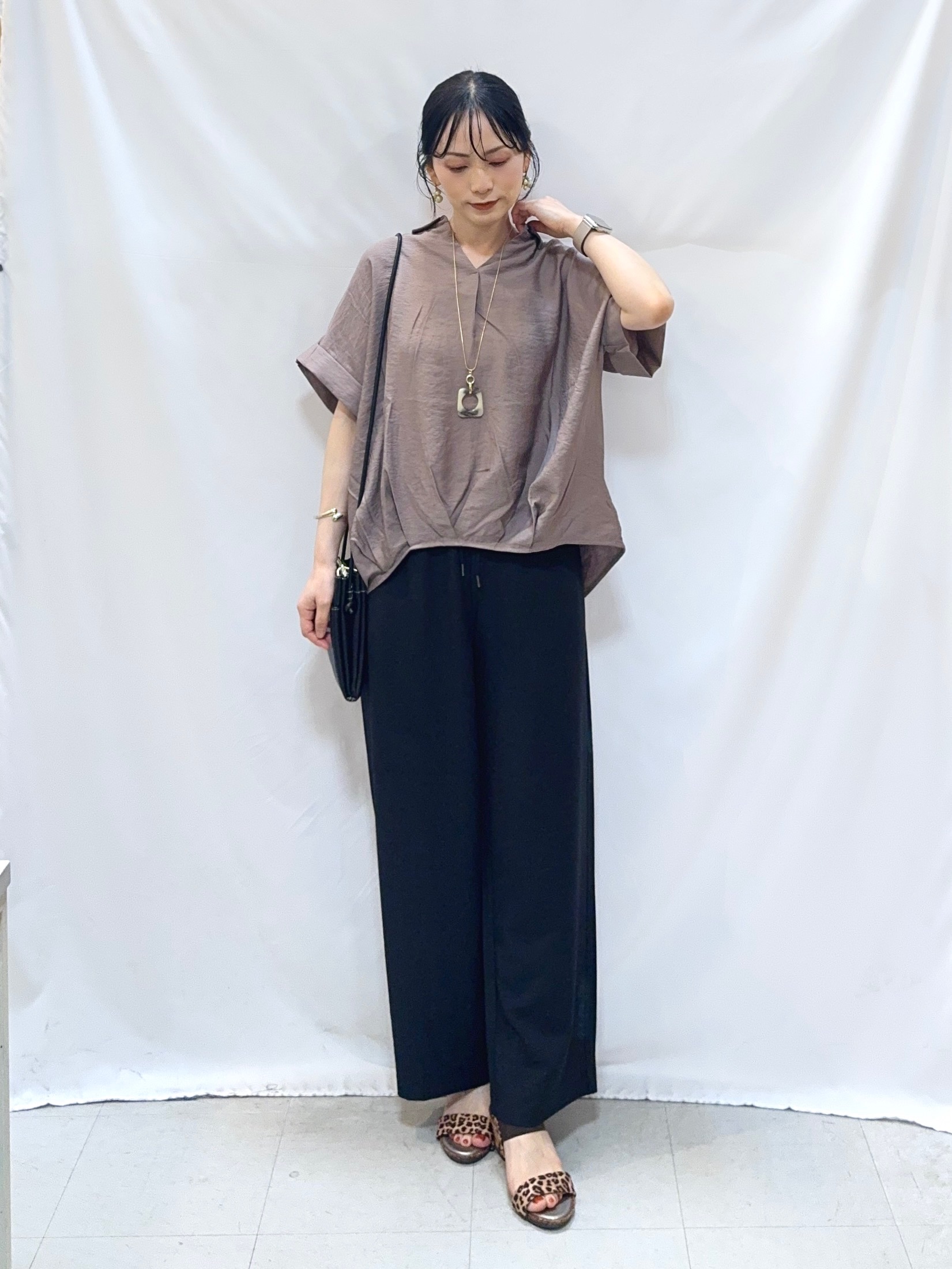 𝐇𝐢𝐫𝐨𝐦𝐢さんの「SHOO･LA･RUE｜【ひんやり/S-LL/洗濯機可】インせず着られる 裾タック スキッパーシャツ」を使ったコーディネート