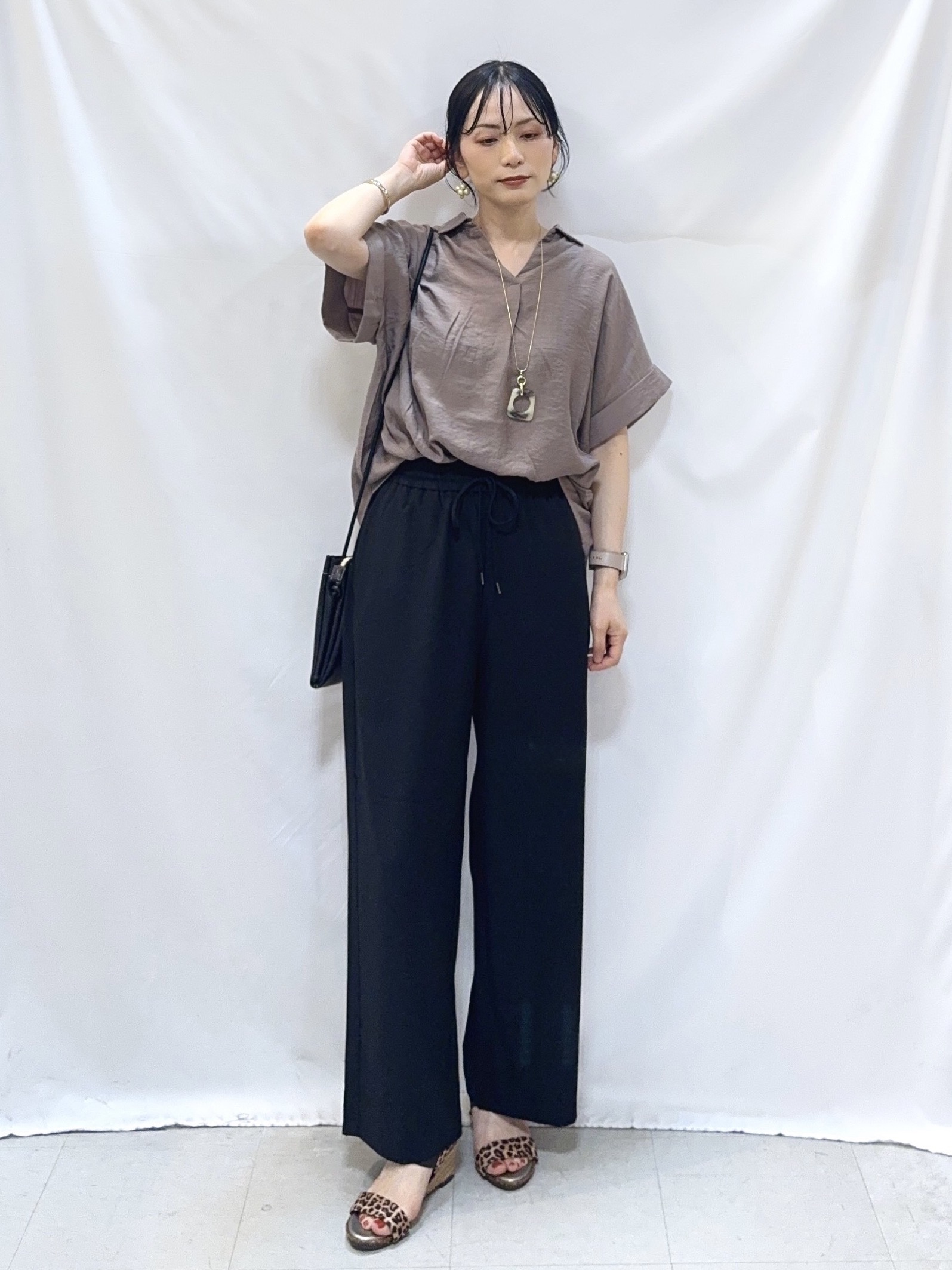 𝐇𝐢𝐫𝐨𝐦𝐢さんの「SHOO･LA･RUE｜【ひんやり/S-LL/洗濯機可】インせず着られる 裾タック スキッパーシャツ」を使ったコーディネート
