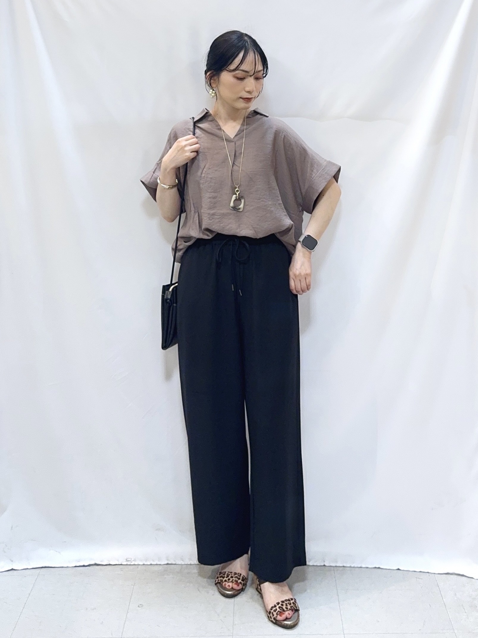 𝐇𝐢𝐫𝐨𝐦𝐢さんの「SHOO･LA･RUE｜【ひんやり/S-LL/洗濯機可】インせず着られる 裾タック スキッパーシャツ」を使ったコーディネート