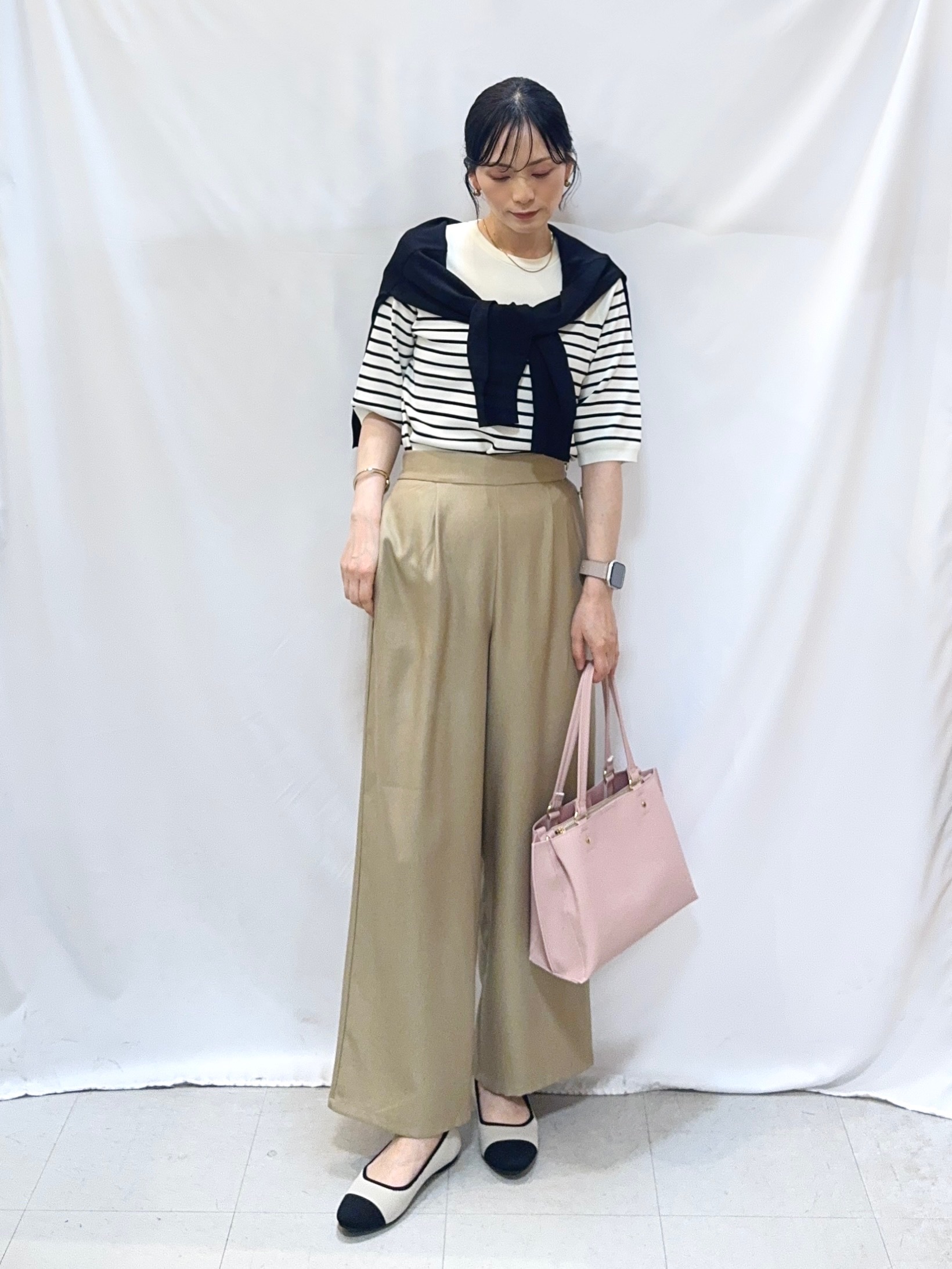 𝐇𝐢𝐫𝐨𝐦𝐢さんの「SHOO･LA･RUE｜【洗濯機可/ひんやり/UV】さらっとしたタッチが心地よい ショート丈 Vネックカーディガン」を使ったコーディネート