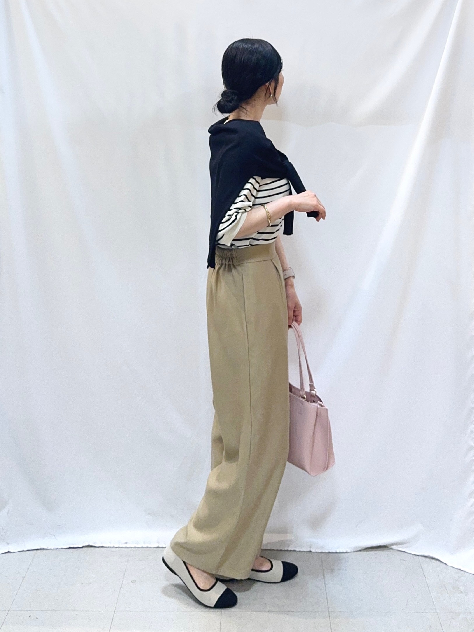 𝐇𝐢𝐫𝐨𝐦𝐢さんの「SHOO･LA･RUE｜【洗濯機可/ひんやり/UV】さらっとしたタッチが心地よい ショート丈 Vネックカーディガン」を使ったコーディネート