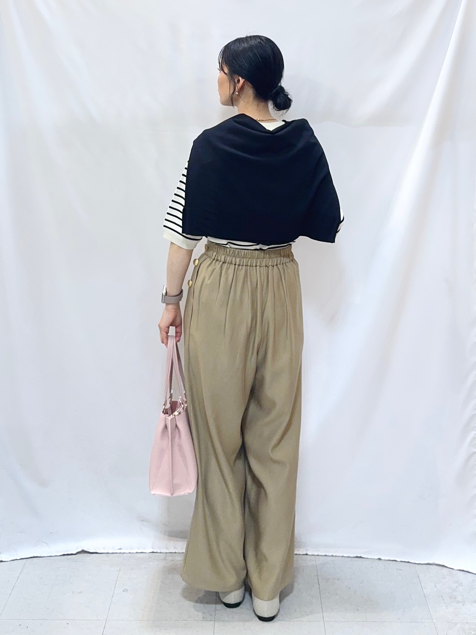 𝐇𝐢𝐫𝐨𝐦𝐢さんの「SHOO･LA･RUE｜【洗濯機可/ひんやり/UV】さらっとしたタッチが心地よい ショート丈 Vネックカーディガン」を使ったコーディネート