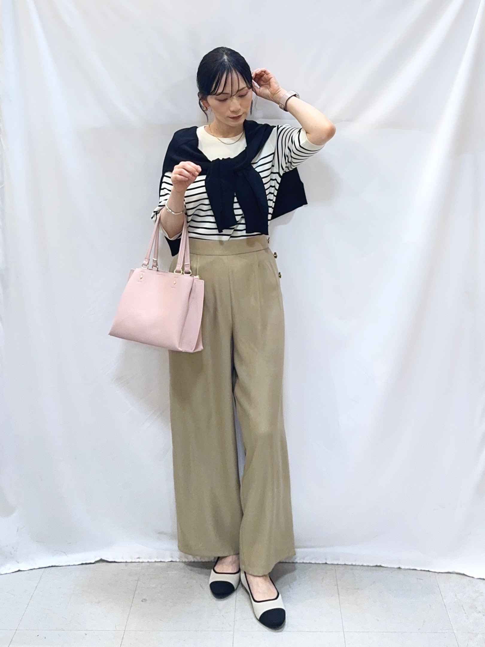 𝐇𝐢𝐫𝐨𝐦𝐢さんの「SHOO･LA･RUE｜【洗濯機可/ひんやり/UV】さらっとしたタッチが心地よい ショート丈 Vネックカーディガン」を使ったコーディネート