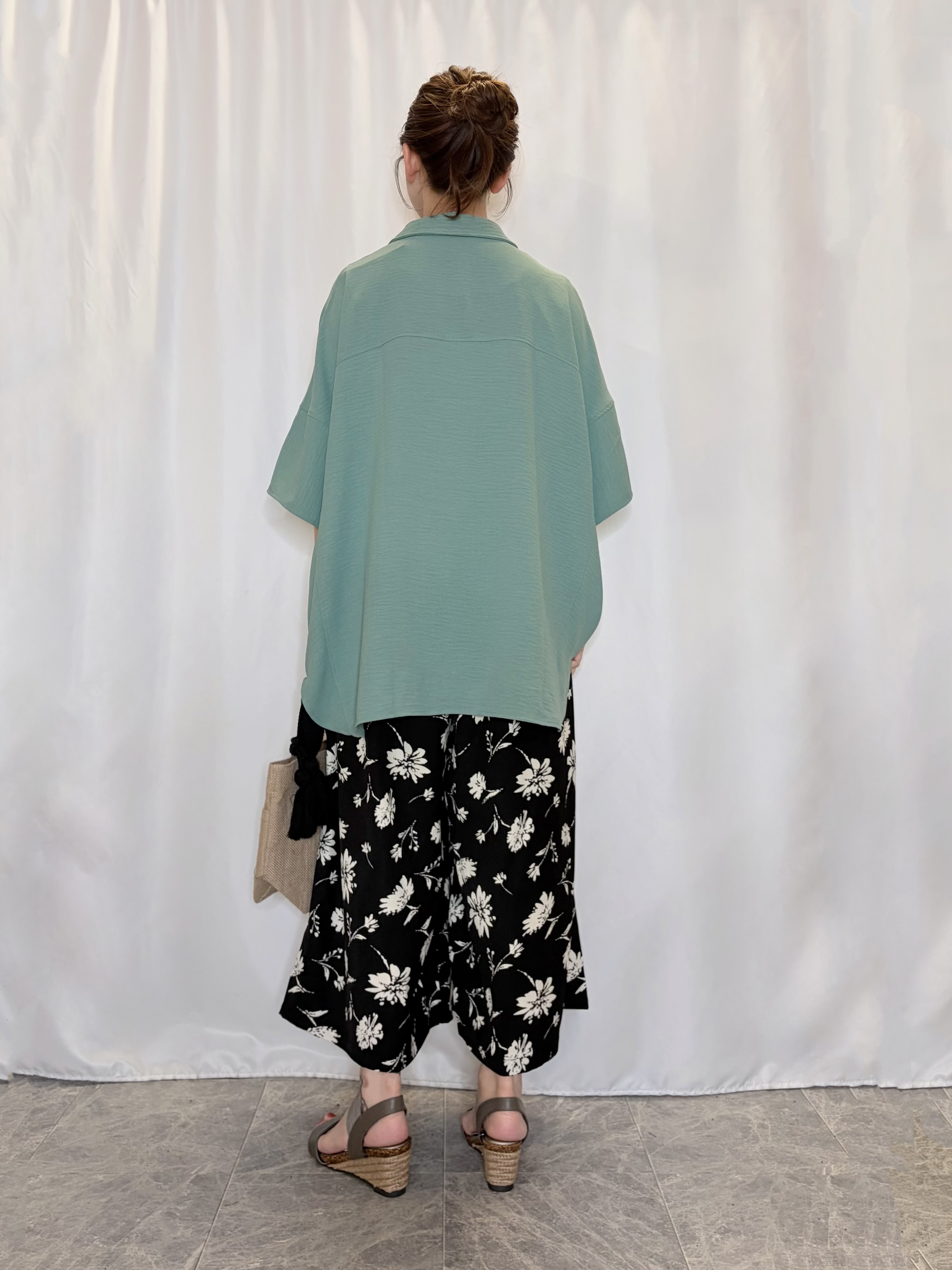おうめさんの「SHOO･LA･RUE｜【高レビュー/洗濯後しわになりにくい/体型カバー】きちんとゆるっと 大人の抜け感 ポンチョ風カラーシ」を使ったコーディネート