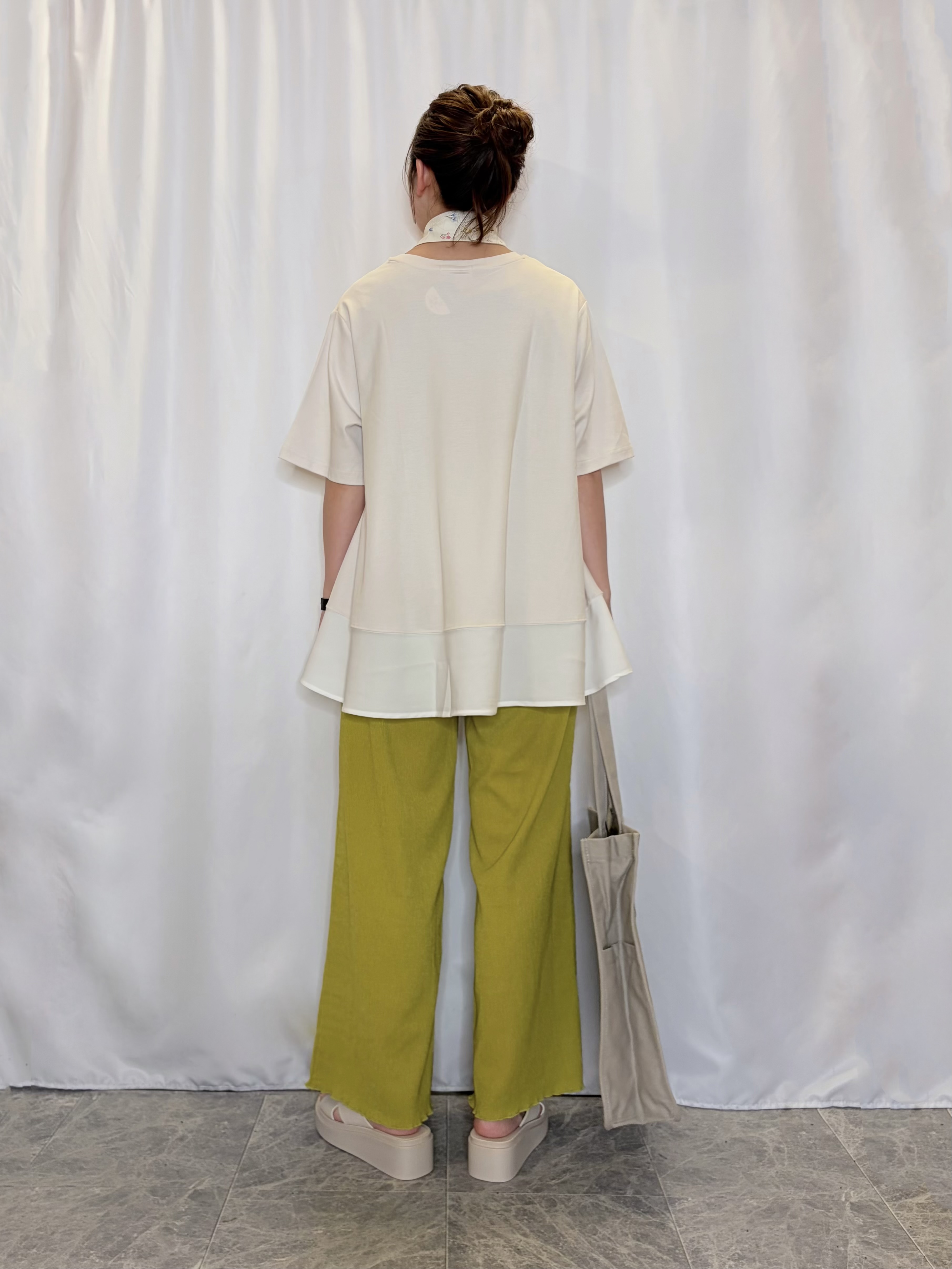 おうめさんの「SHOO･LA･RUE｜【ひんやり/UV/抗菌防臭】体型カバーも叶う 裾切り替えAライントップス」を使ったコーディネート