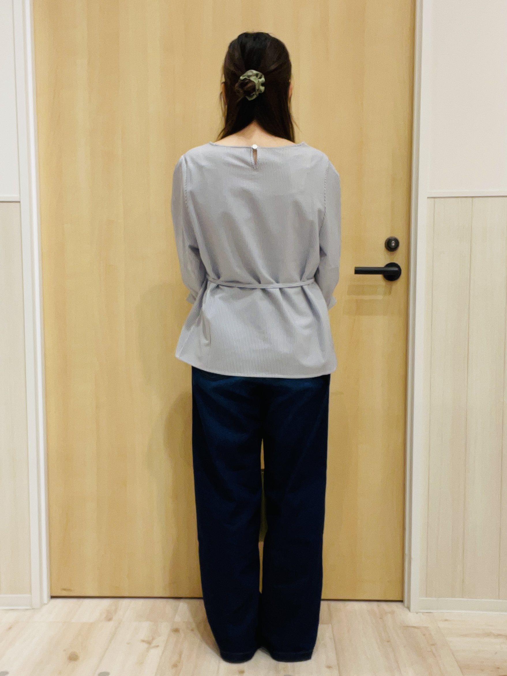 minamiさんの「SHOO･LA･RUE｜【洗濯機可/UV/3WAY】シルエットが変えられる ウエストリボンブラウス」を使ったコーディネート