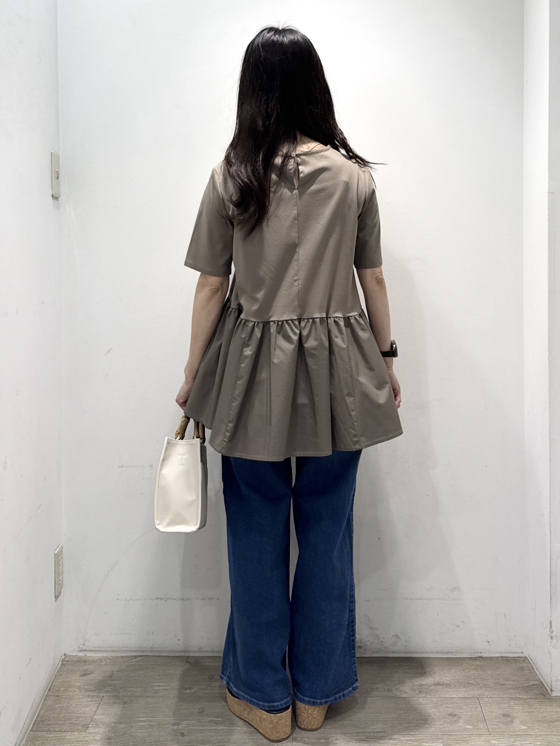 yuicciさんの「OPAQUE.CLIP｜ペプラムドッキングカットソー【洗濯機OK】」を使ったコーディネート