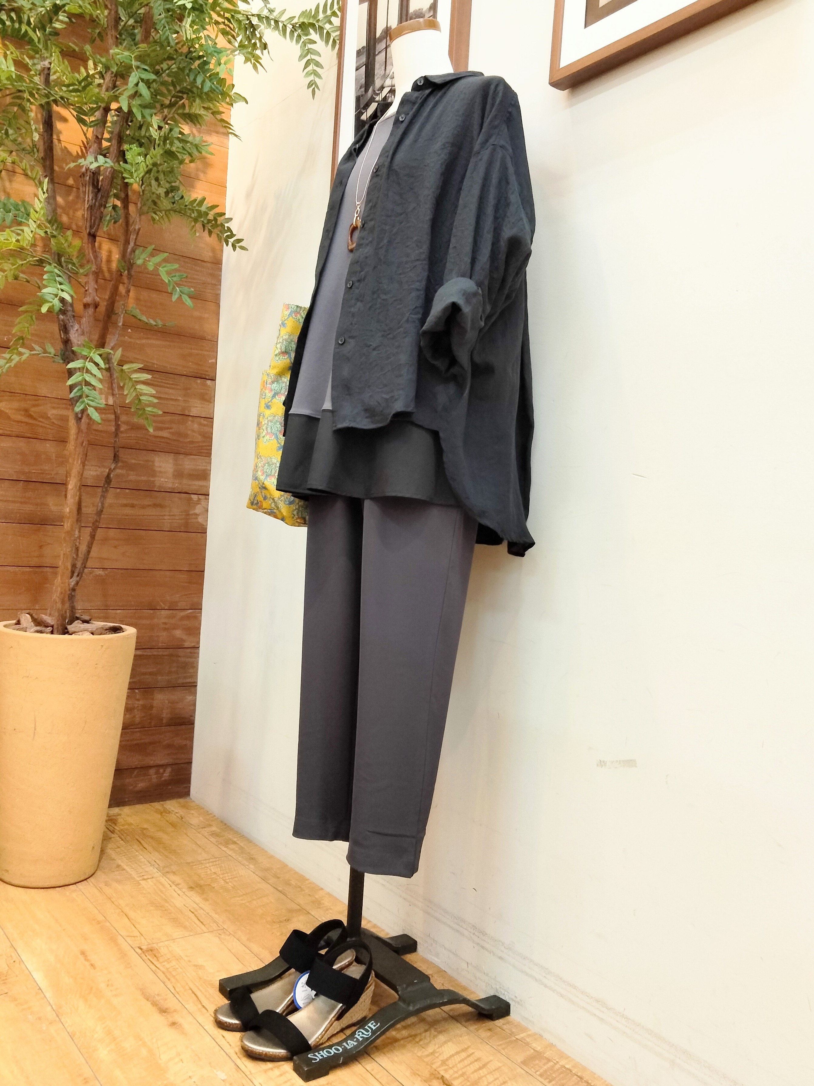 うっちーさんの「SHOO･LA･RUE｜【体型カバー】ふんわり質感 やわらかこなれシアーシャツ」を使ったコーディネート