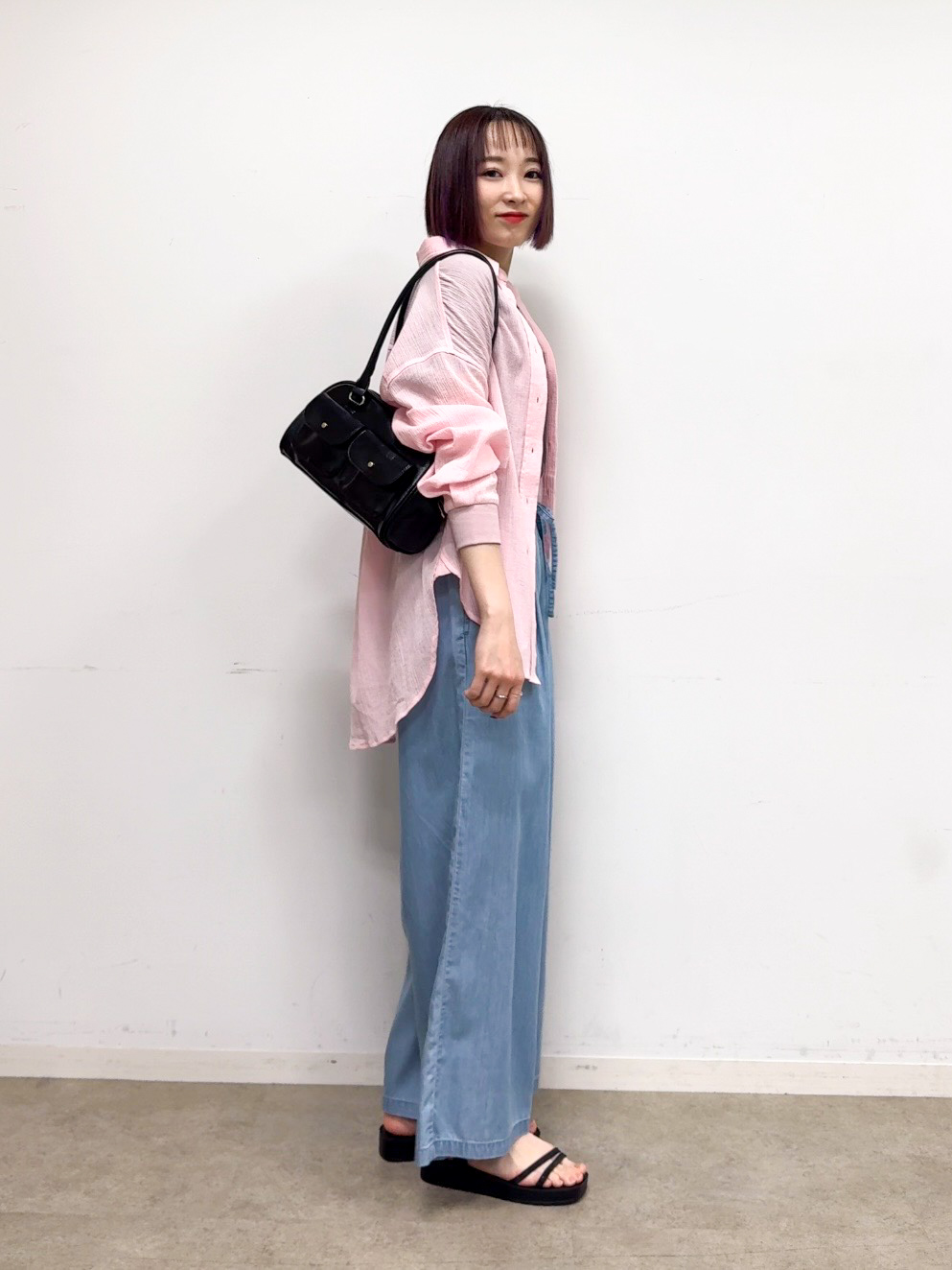 𝐜𝐡𝐢𝐤𝐚さんの「SHOO･LA･RUE｜お袖リブ楊柳オーバーシャツ」を使ったコーディネート