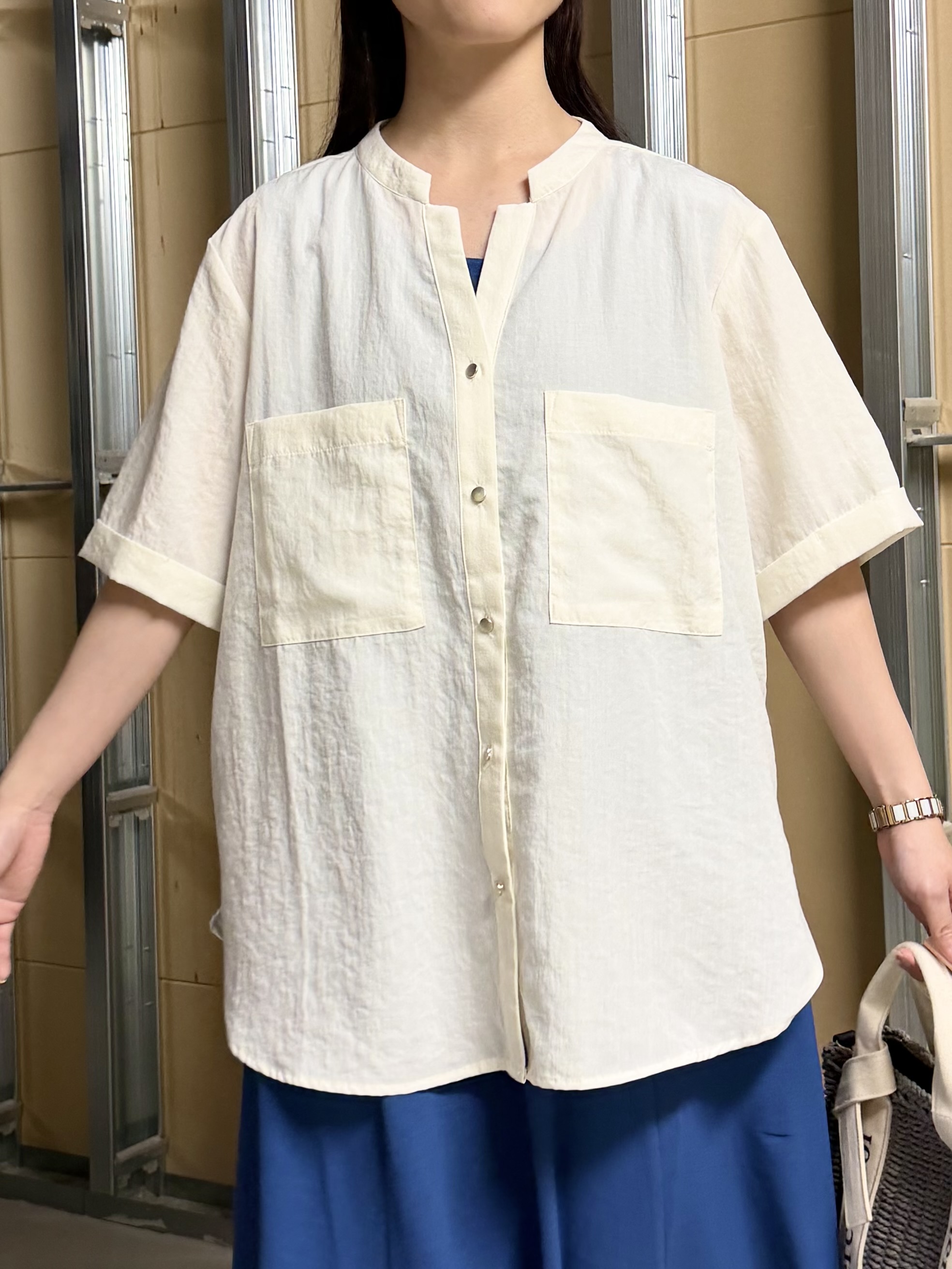 sahoさんの「THE SHOP TK｜【M-XL/刻みネックですっきり見え】Wポケット金ボタン 5分袖シャツ」を使ったコーディネート