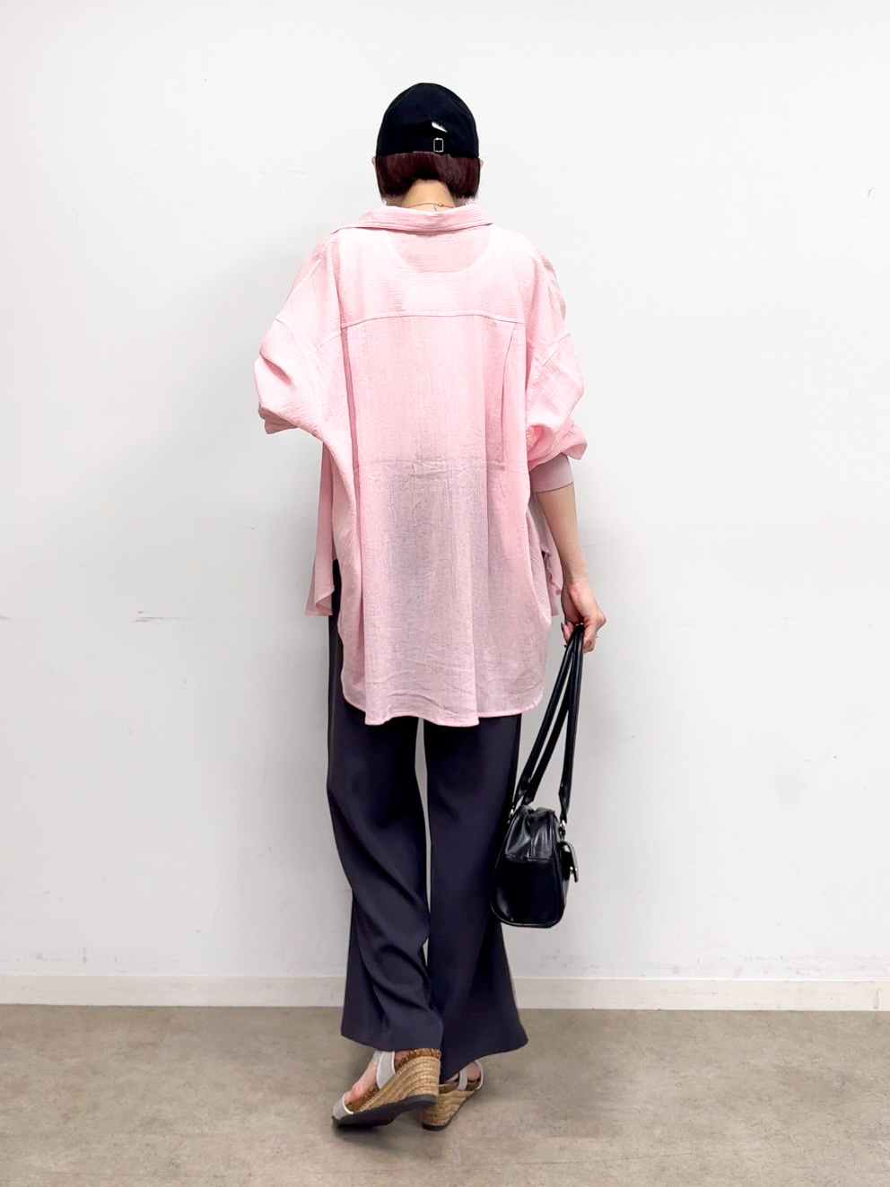 𝐜𝐡𝐢𝐤𝐚さんの「SHOO･LA･RUE｜お袖リブ楊柳オーバーシャツ」を使ったコーディネート