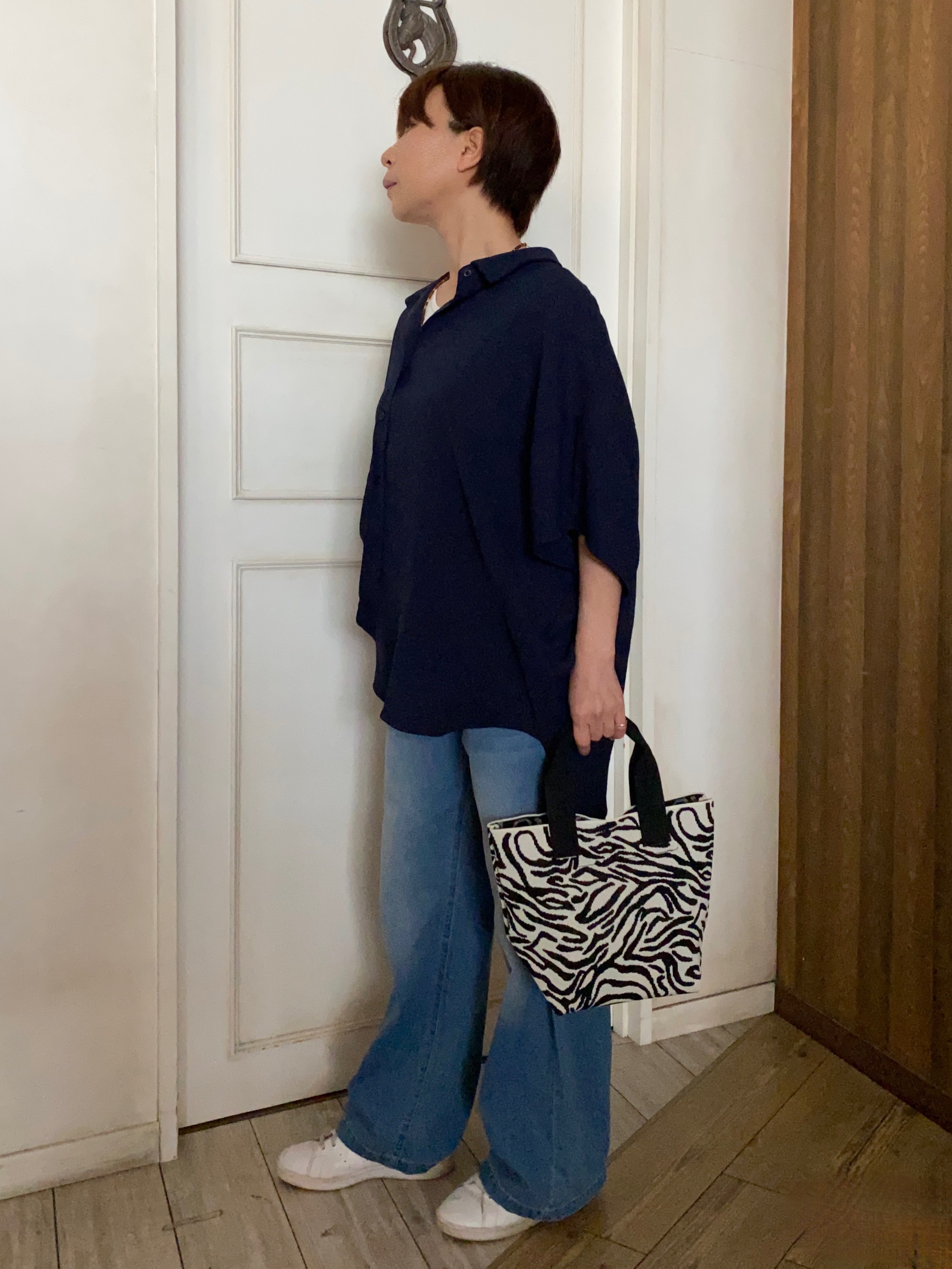 WAさんの「SHOO･LA･RUE｜【高レビュー/洗濯後しわになりにくい/体型カバー】きちんとゆるっと 大人の抜け感 ポンチョ風カラーシ」を使ったコーディネート