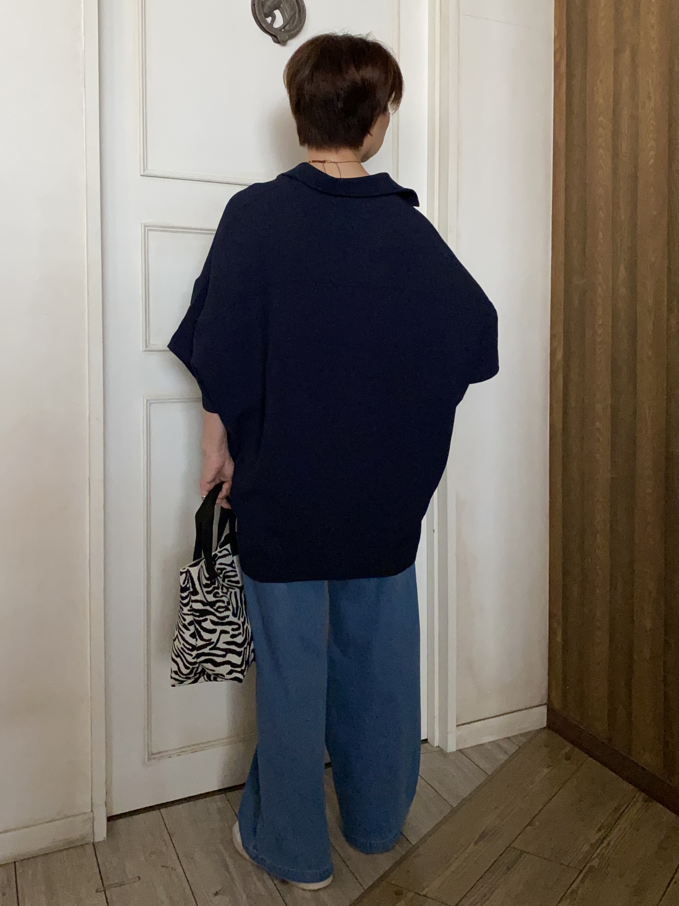 WAさんの「SHOO･LA･RUE｜【高レビュー/洗濯後しわになりにくい/体型カバー】きちんとゆるっと 大人の抜け感 ポンチョ風カラーシ」を使ったコーディネート
