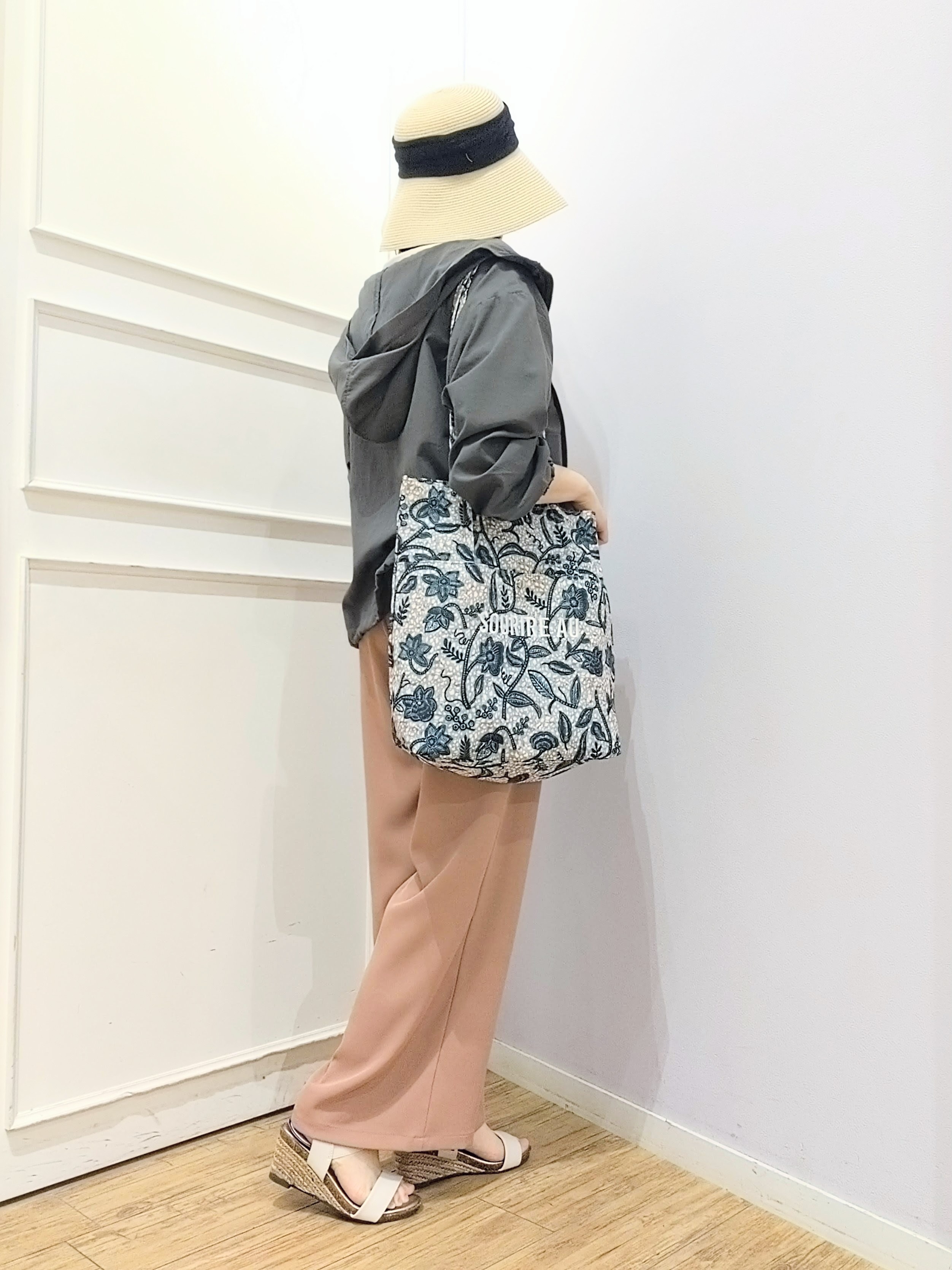 miomioさんの「SHOO･LA･RUE｜【S-LL/UV】季節の変わり目に ゴールドパーツが上品なフード付きブルゾン」を使ったコーディネート