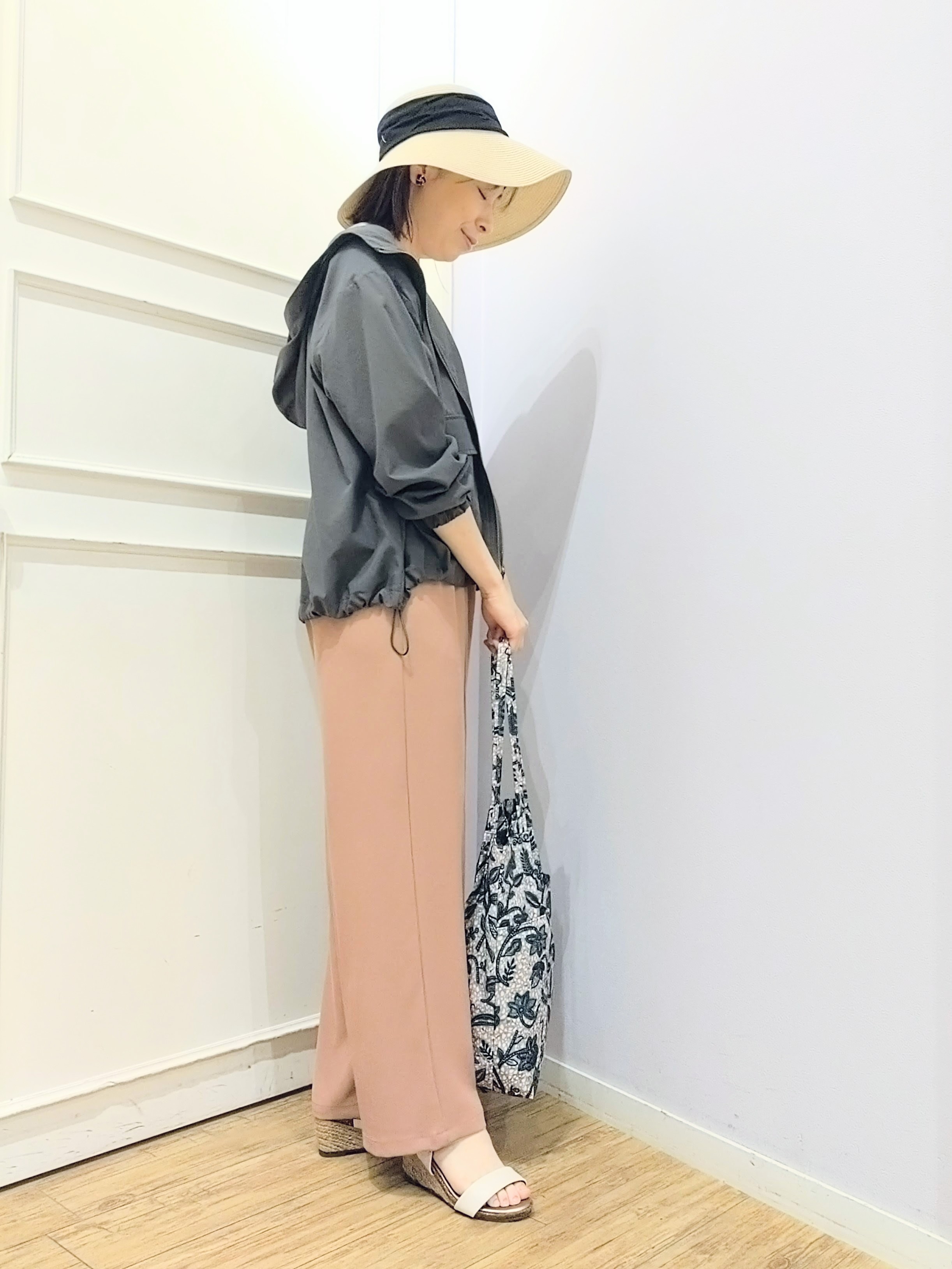miomioさんの「SHOO･LA･RUE｜【S-LL/UV】季節の変わり目に ゴールドパーツが上品なフード付きブルゾン」を使ったコーディネート