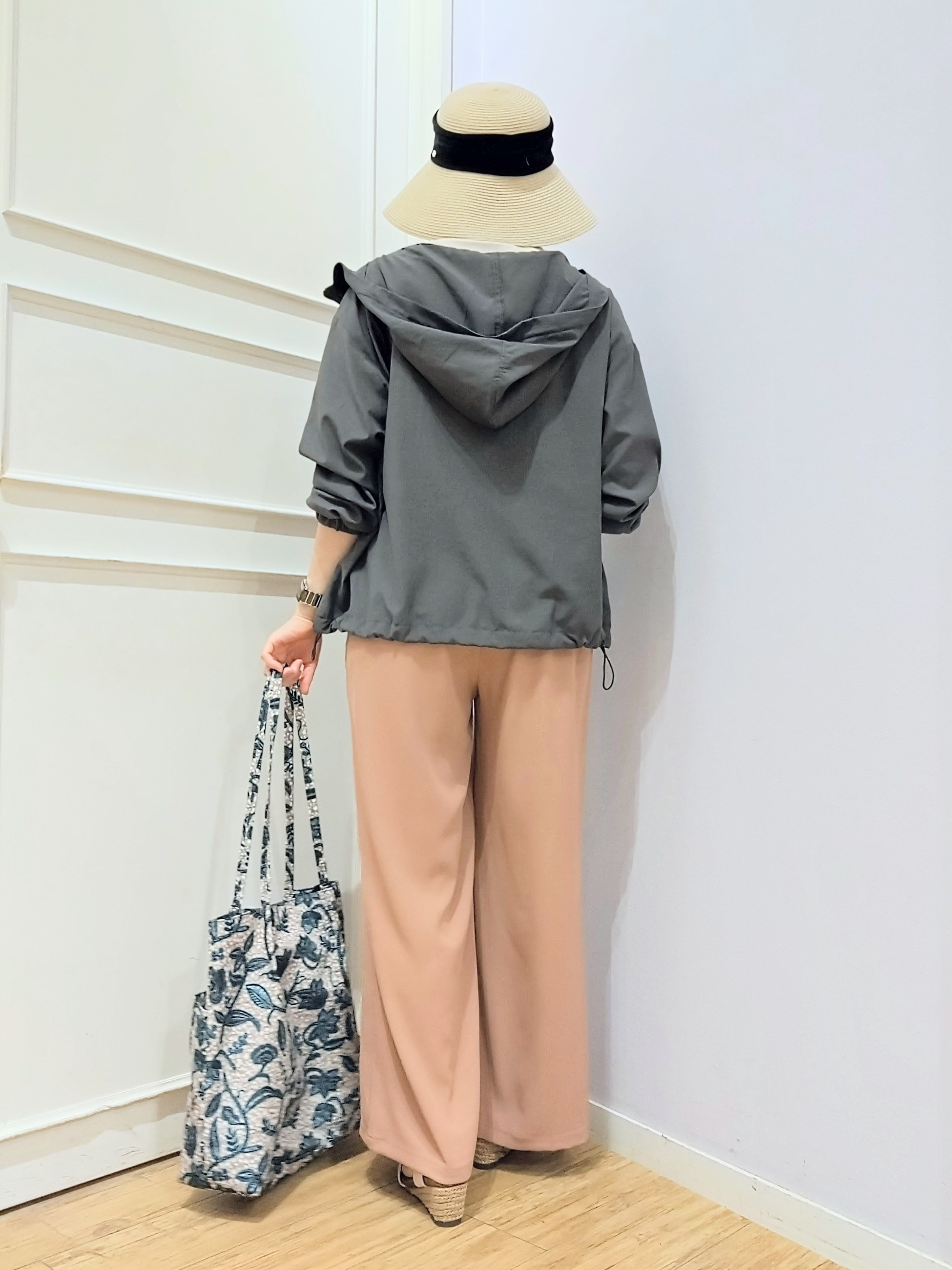 miomioさんの「SHOO･LA･RUE｜【S-LL/UV】季節の変わり目に ゴールドパーツが上品なフード付きブルゾン」を使ったコーディネート