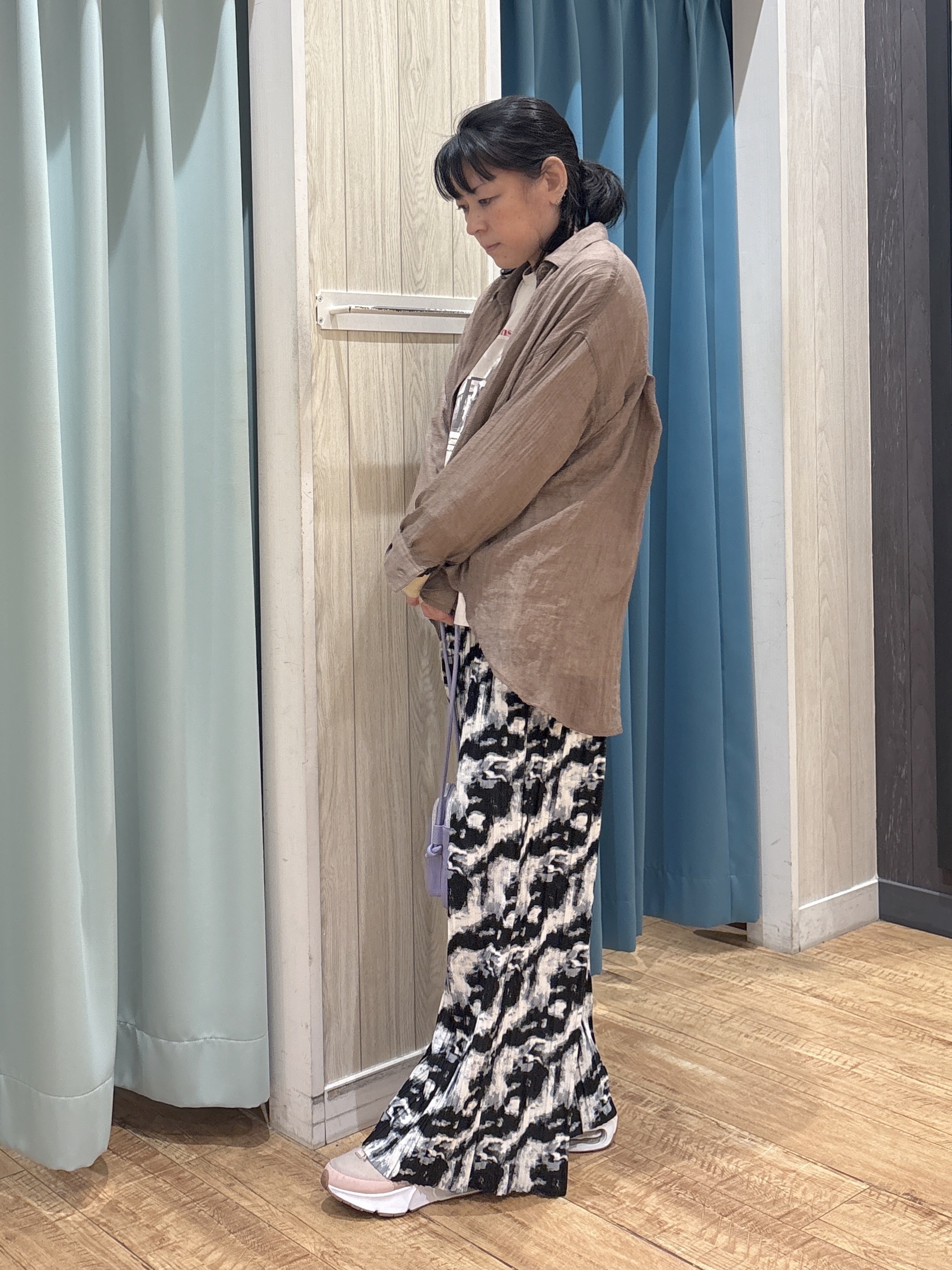わかさんの「SHOO･LA･RUE｜【体型カバー】ふんわり質感 やわらかこなれシアーシャツ」を使ったコーディネート