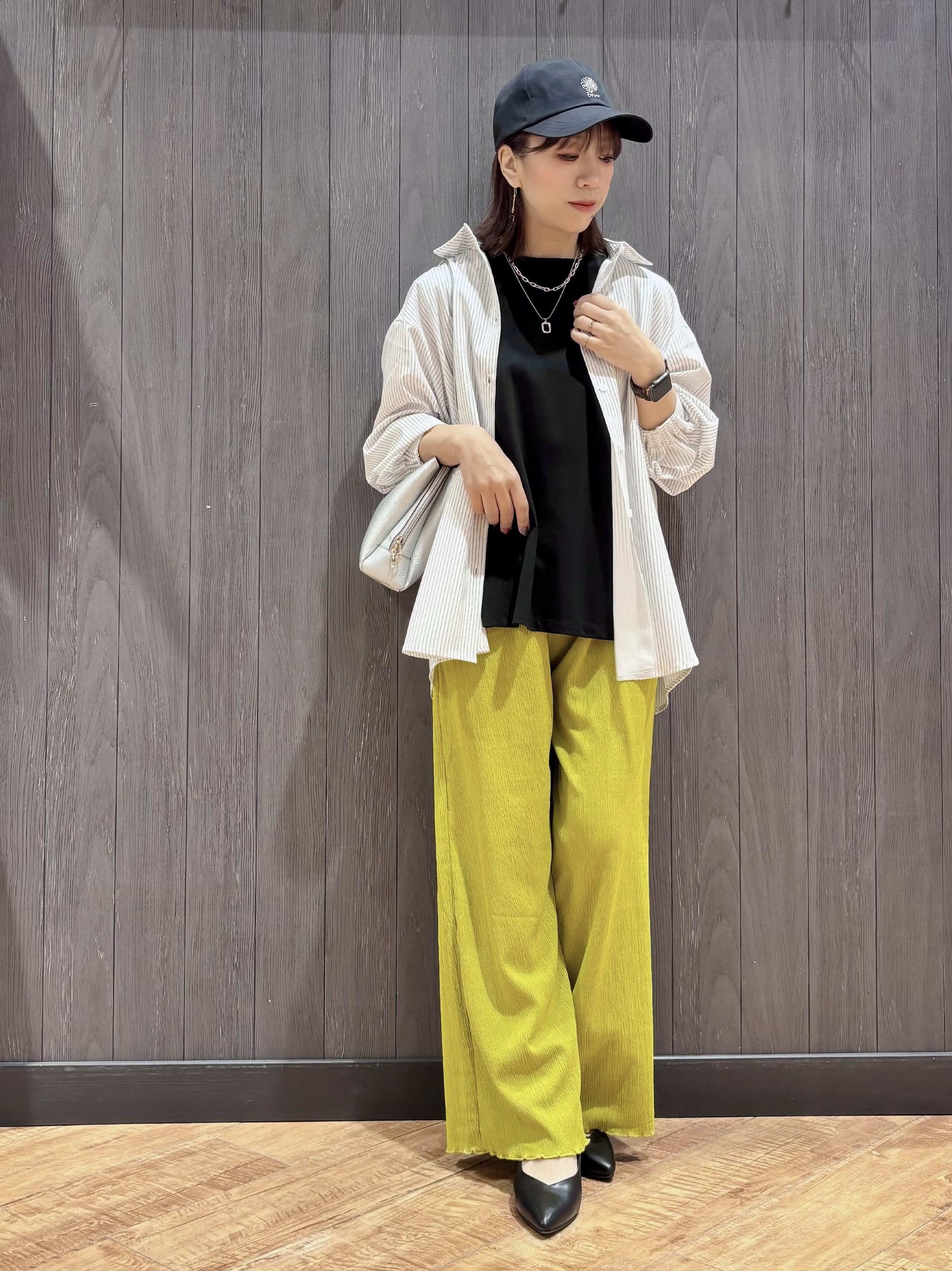 meiさんの「SHOO･LA･RUE｜【ひんやり/UV/吸水速乾/洗濯後しわになりにくい】ラッシュガードにもなる ストライプシャツ」を使ったコーディネート