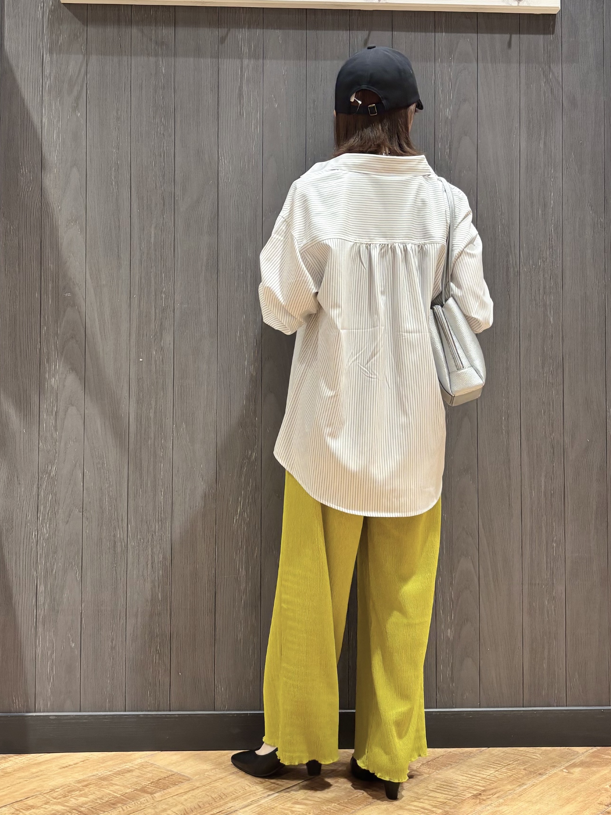 meiさんの「SHOO･LA･RUE｜【ひんやり/UV/吸水速乾/洗濯後しわになりにくい】ラッシュガードにもなる ストライプシャツ」を使ったコーディネート