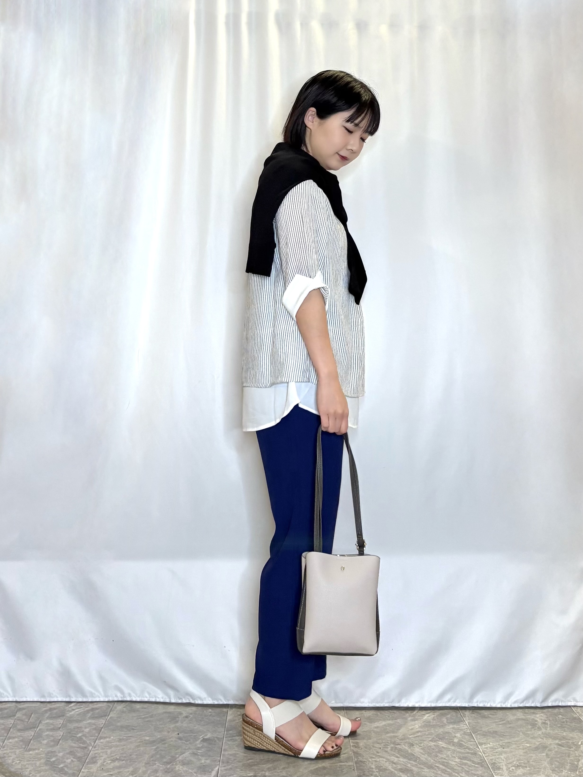 ネリさんの「SHOO･LA･RUE｜【洗濯機可/ひんやり/UV】さらっとしたタッチが心地よい ショート丈 Vネックカーディガン」を使ったコーディネート