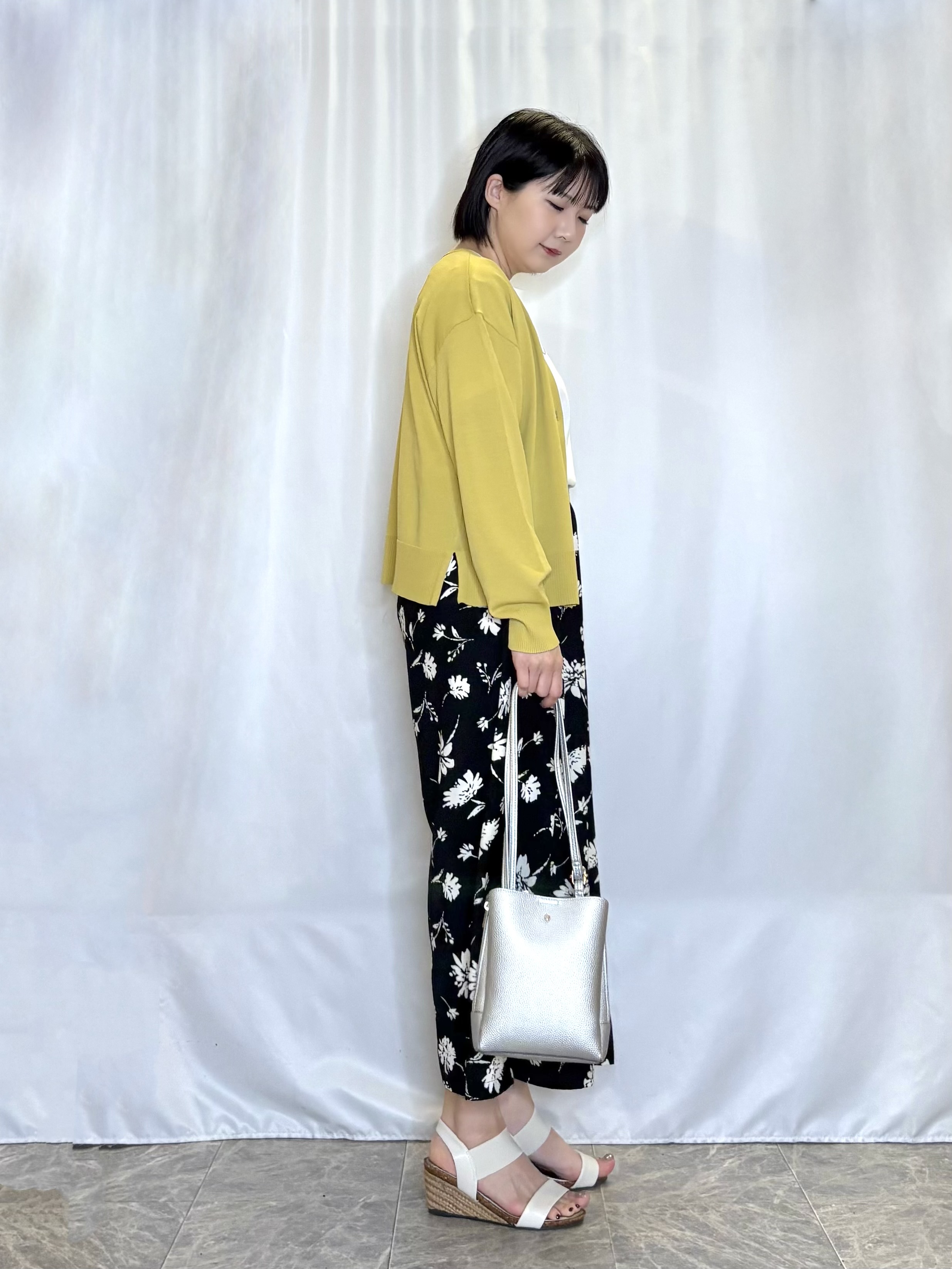 ネリさんの「SHOO･LA･RUE｜【洗濯機可/ひんやり/UV】さらっとしたタッチが心地よい ショート丈 Vネックカーディガン」を使ったコーディネート
