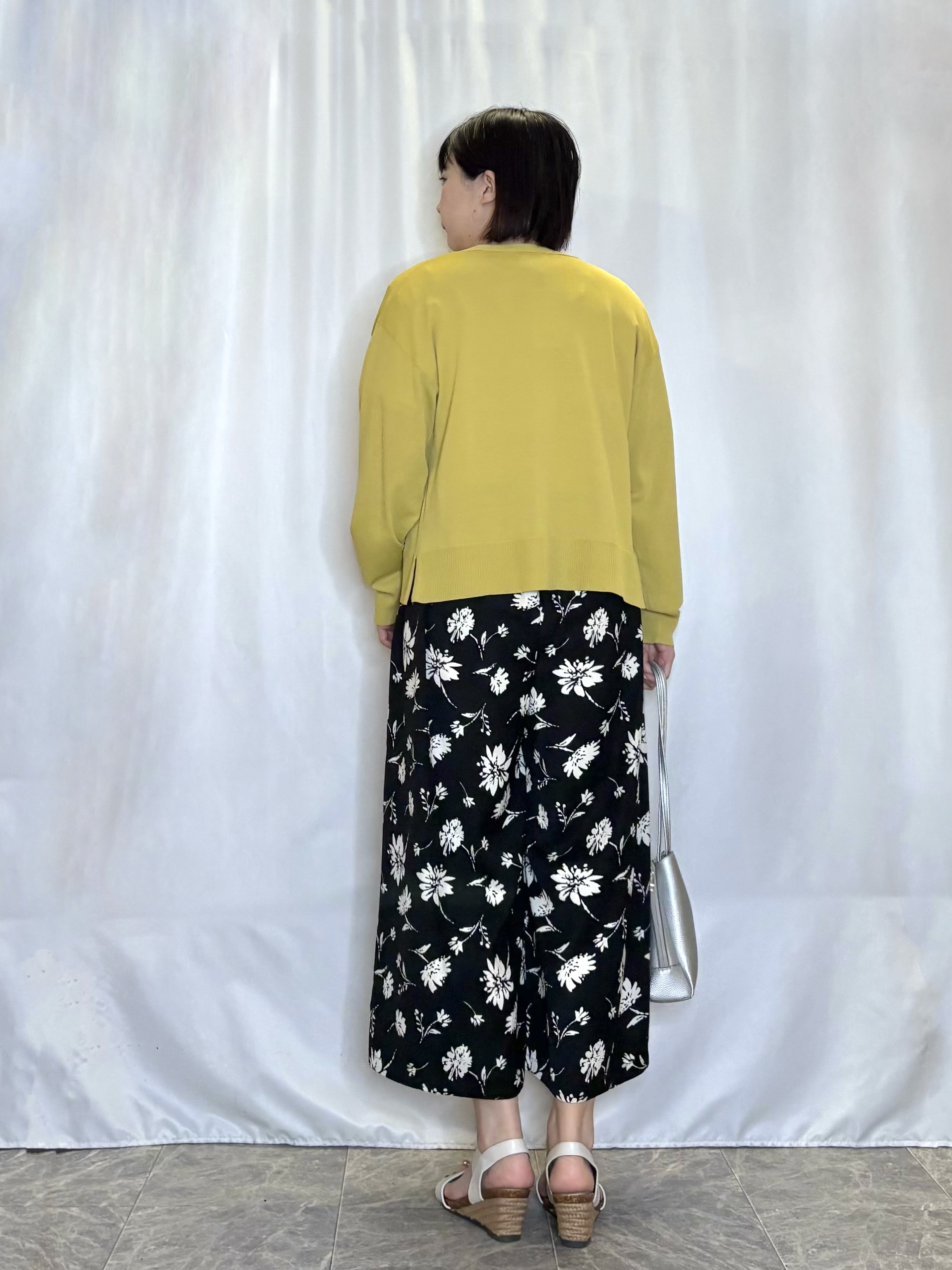 ネリさんの「SHOO･LA･RUE｜【洗濯機可/ひんやり/UV】さらっとしたタッチが心地よい ショート丈 Vネックカーディガン」を使ったコーディネート