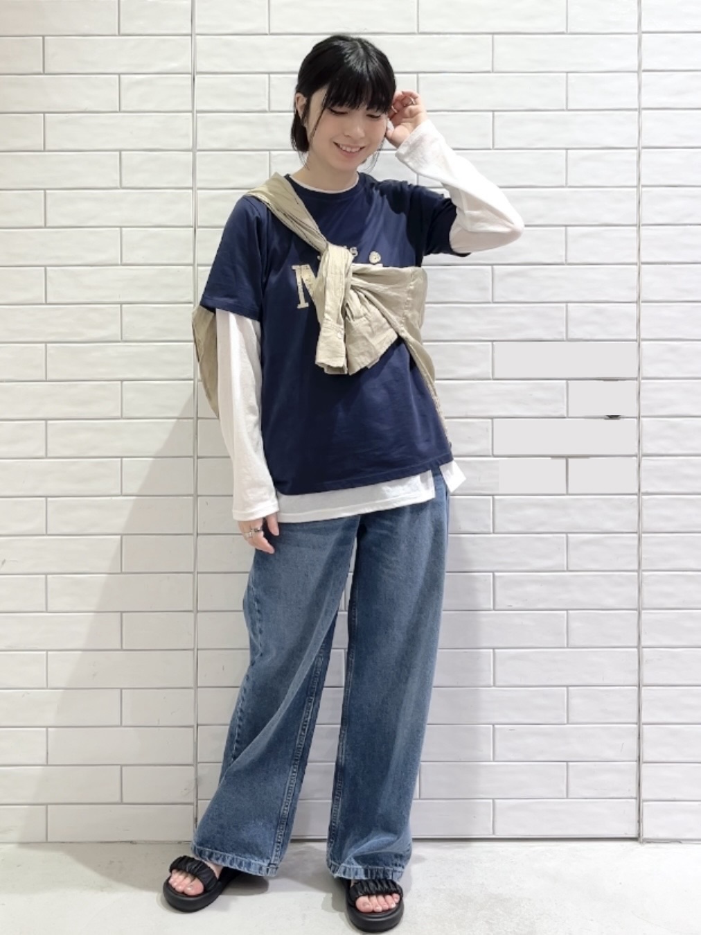 しおりさんの「OPAQUE.CLIP｜アソートロゴTシャツ【洗濯機OK】」を使ったコーディネート