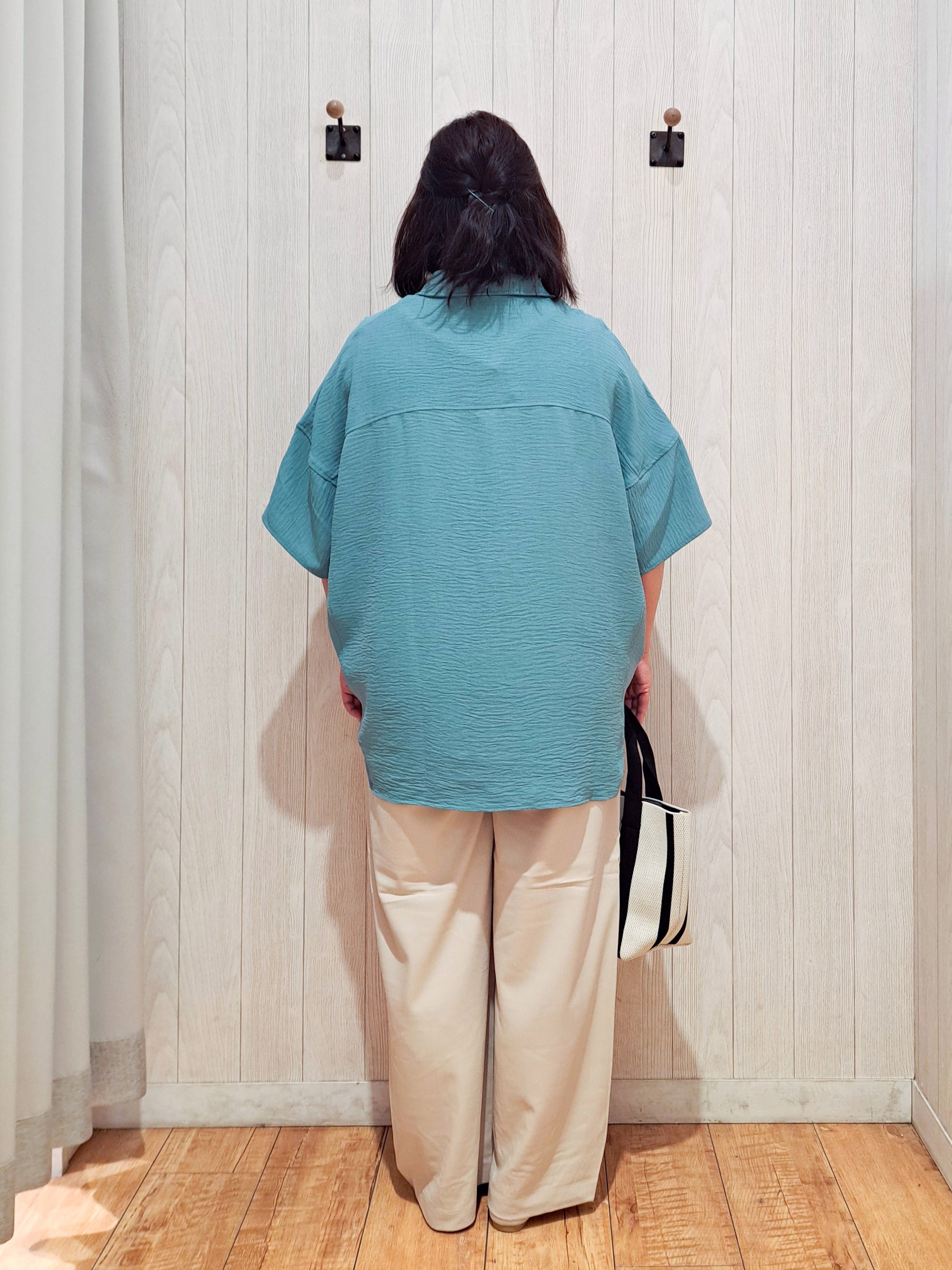 kotomiさんの「SHOO･LA･RUE｜【高レビュー/洗濯後しわになりにくい/体型カバー】きちんとゆるっと 大人の抜け感 ポンチョ風カラーシ」を使ったコーディネート