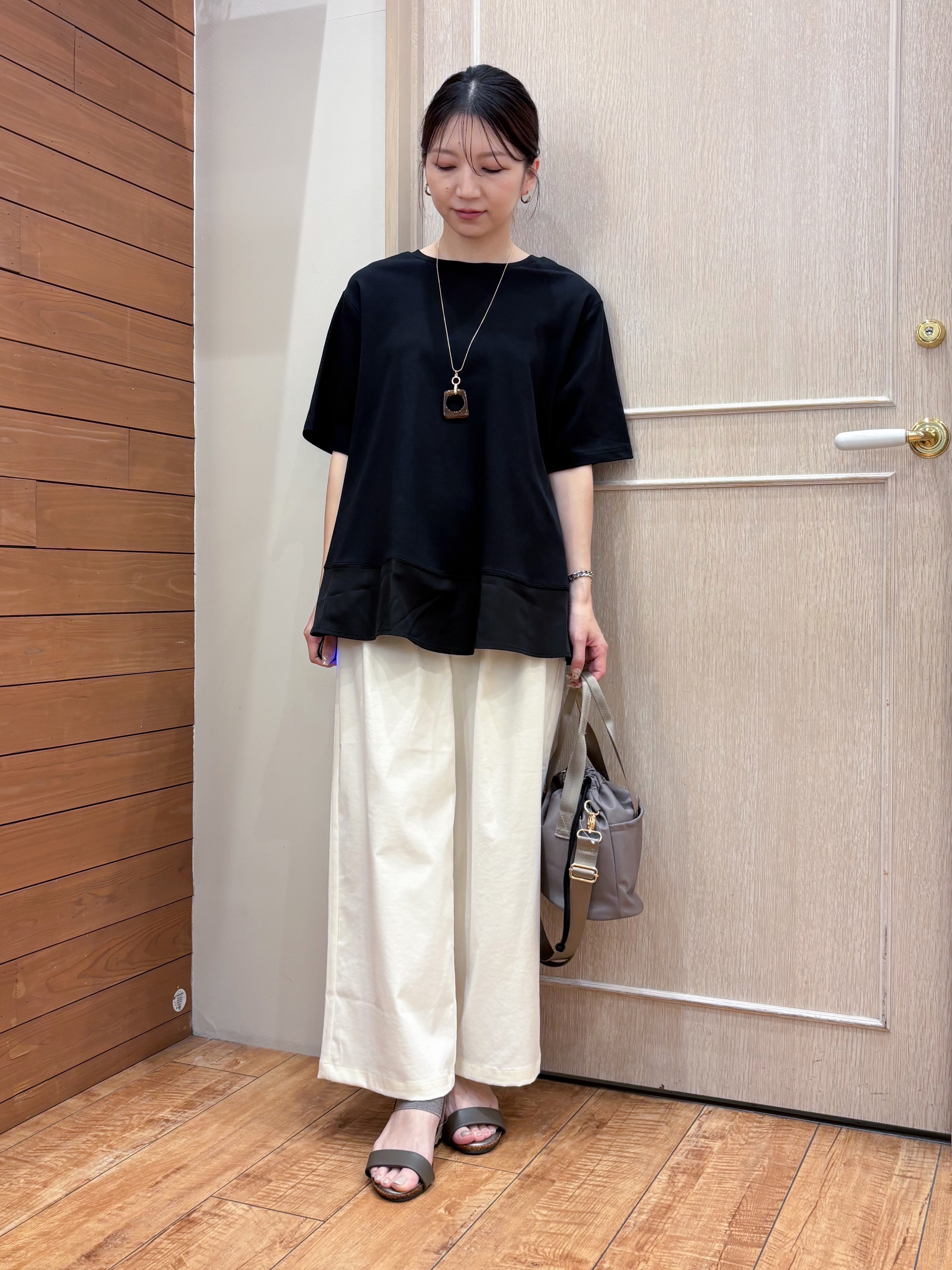 なみさんの「SHOO･LA･RUE｜【ひんやり/UV/抗菌防臭】体型カバーも叶う 裾切り替えAライントップス」を使ったコーディネート