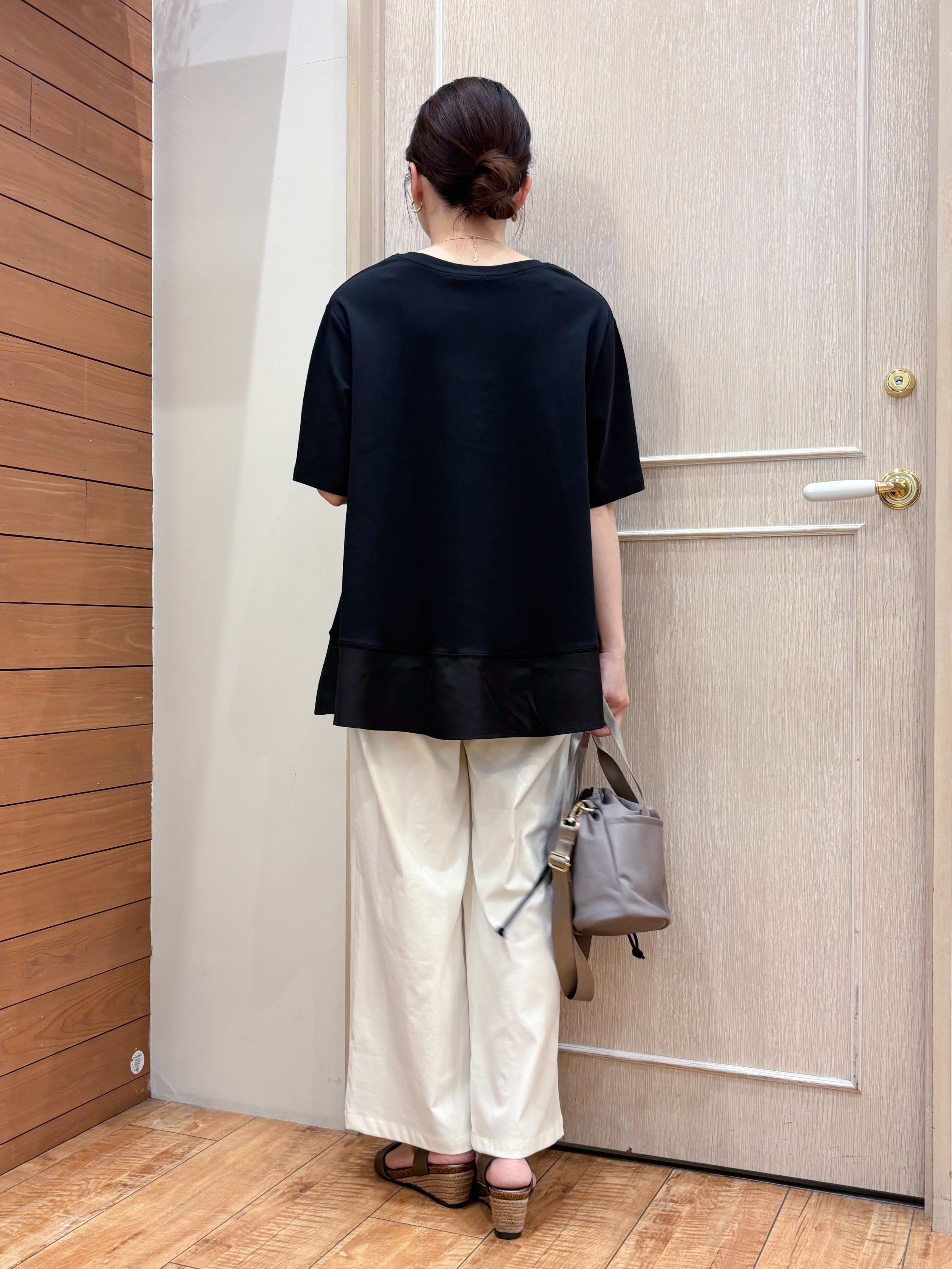 なみさんの「SHOO･LA･RUE｜【ひんやり/UV/抗菌防臭】体型カバーも叶う 裾切り替えAライントップス」を使ったコーディネート