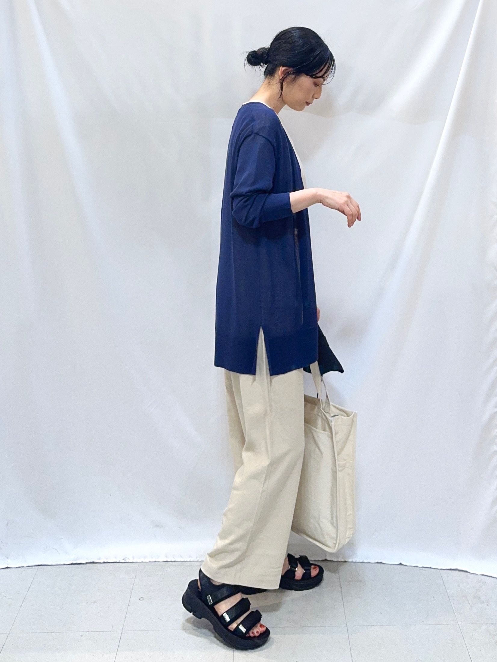 𝐇𝐢𝐫𝐨𝐦𝐢さんの「SHOO･LA･RUE｜【ひんやり/洗濯機可/S-LL】着る方がすっきり見えに マルチに使えるミドルトッパーカーディガン」を使ったコーディネート