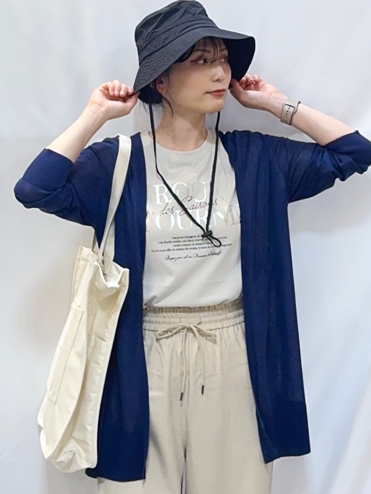𝐇𝐢𝐫𝐨𝐦𝐢さんの「SHOO･LA･RUE｜【ひんやり/洗濯機可/S-LL】着る方がすっきり見えに マルチに使えるミドルトッパーカーディガン」を使ったコーディネート