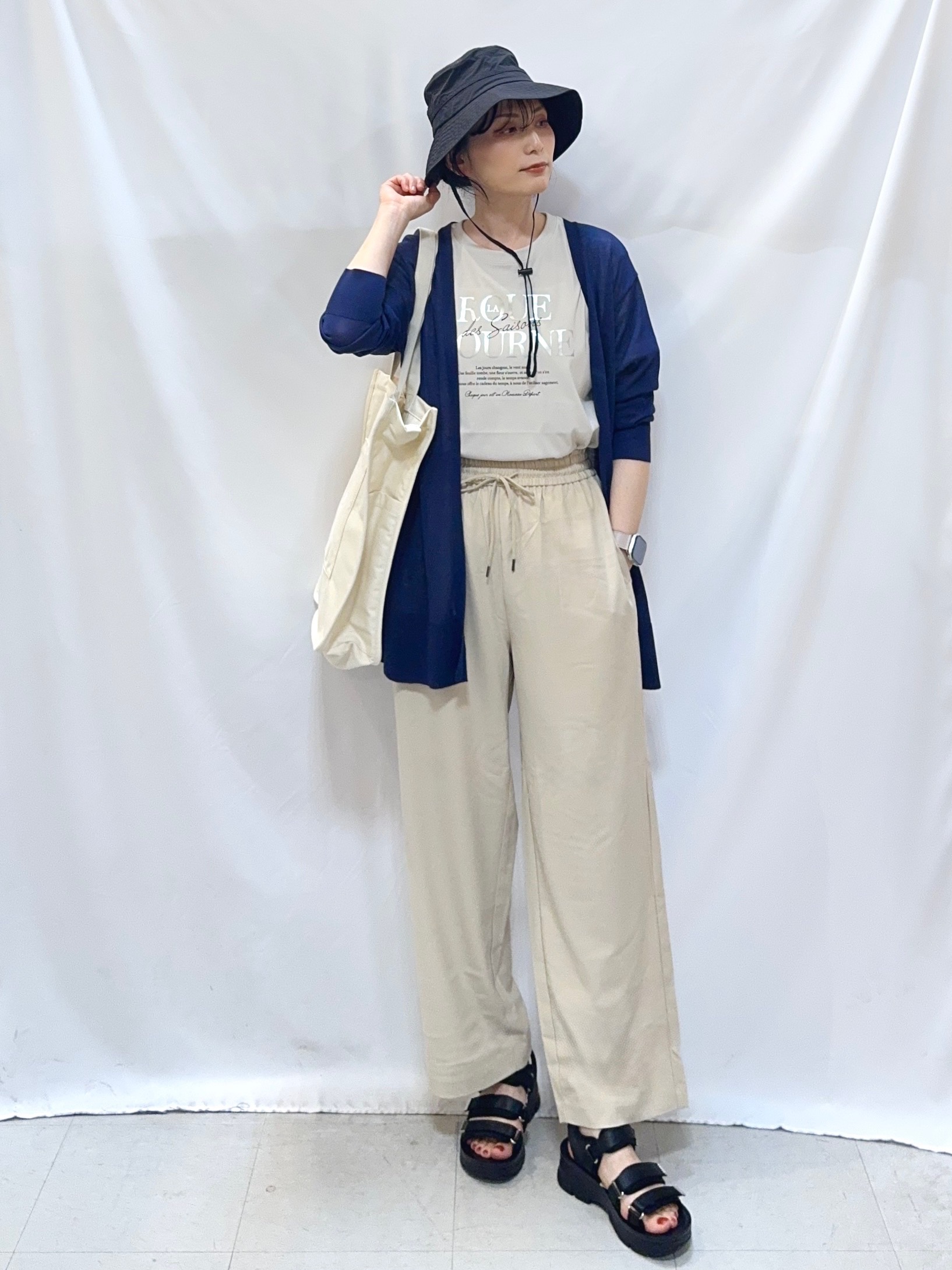 𝐇𝐢𝐫𝐨𝐦𝐢さんの「SHOO･LA･RUE｜【ひんやり/洗濯機可/S-LL】着る方がすっきり見えに マルチに使えるミドルトッパーカーディガン」を使ったコーディネート