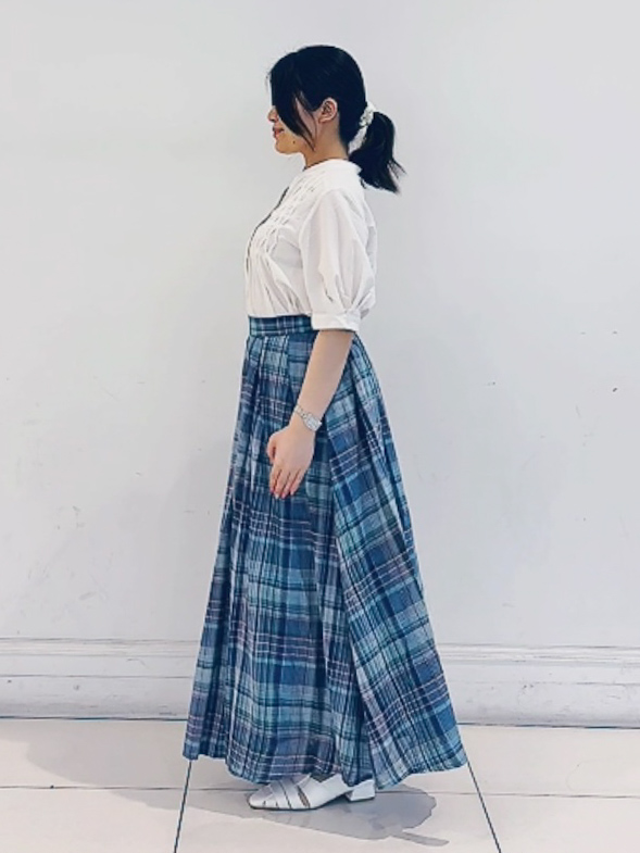チョコさんの「grove｜【貴島明日香さん着用/体型カバー】ON・OFF使えるスモッキングタックブラウス」を使ったコーディネート