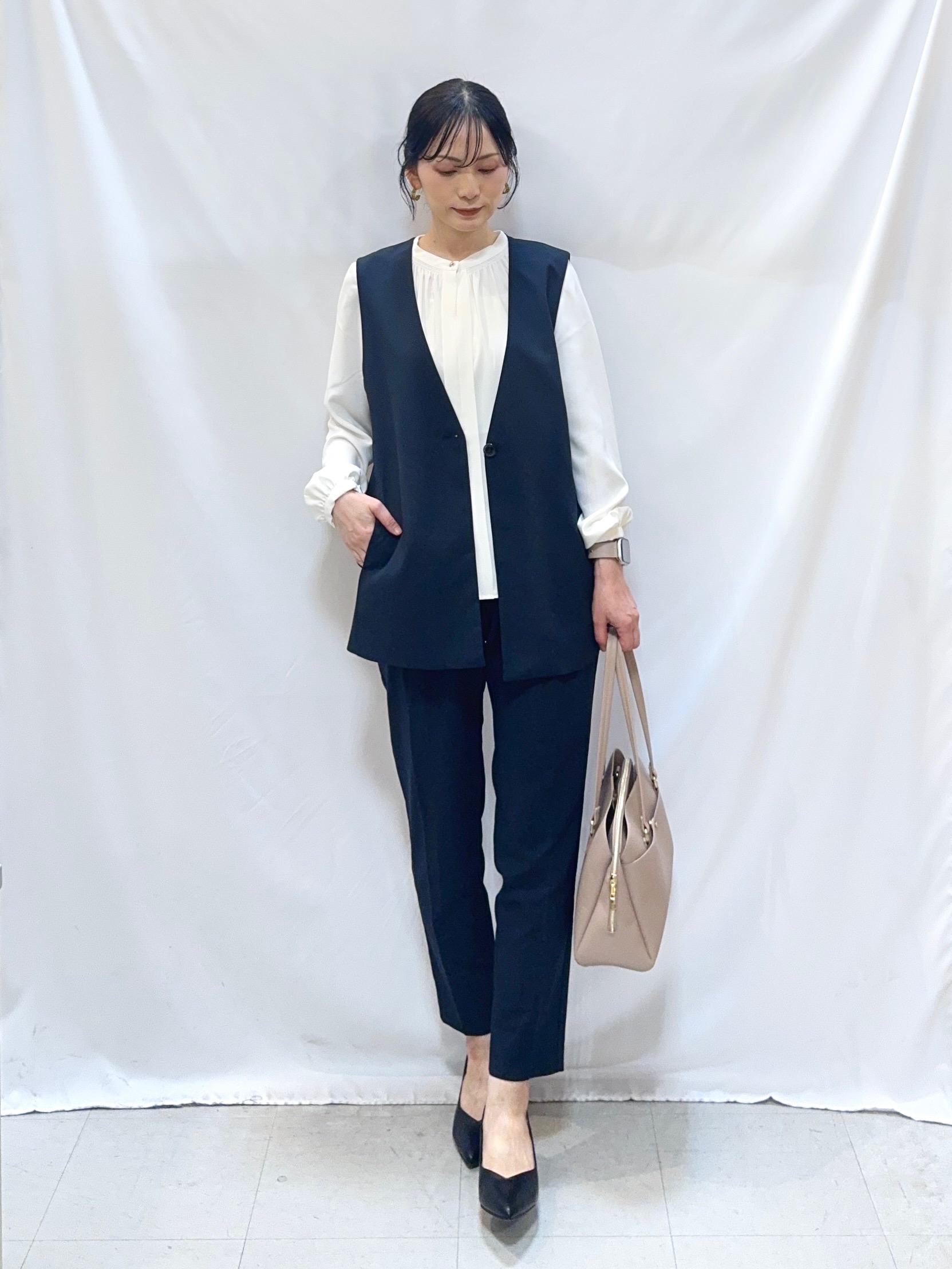 𝐇𝐢𝐫𝐨𝐦𝐢さんの「SHOO･LA･RUE｜【セットアップ可/洗濯後しわになりにくい/S-LL】シンプルで合わせやすい ノーカラージレ」を使ったコーディネート